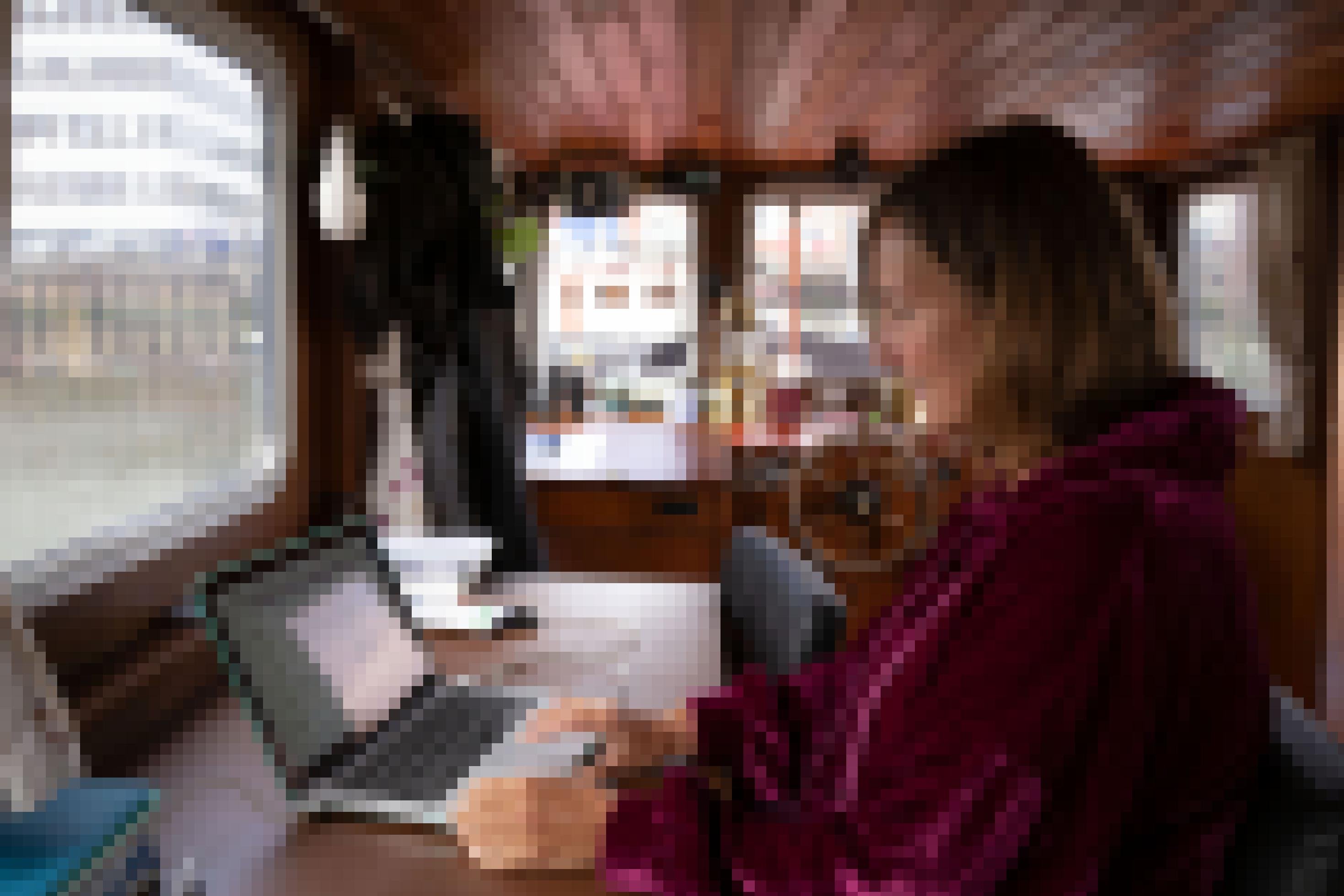 Frau mit Computer im Inneren eines Schiffes