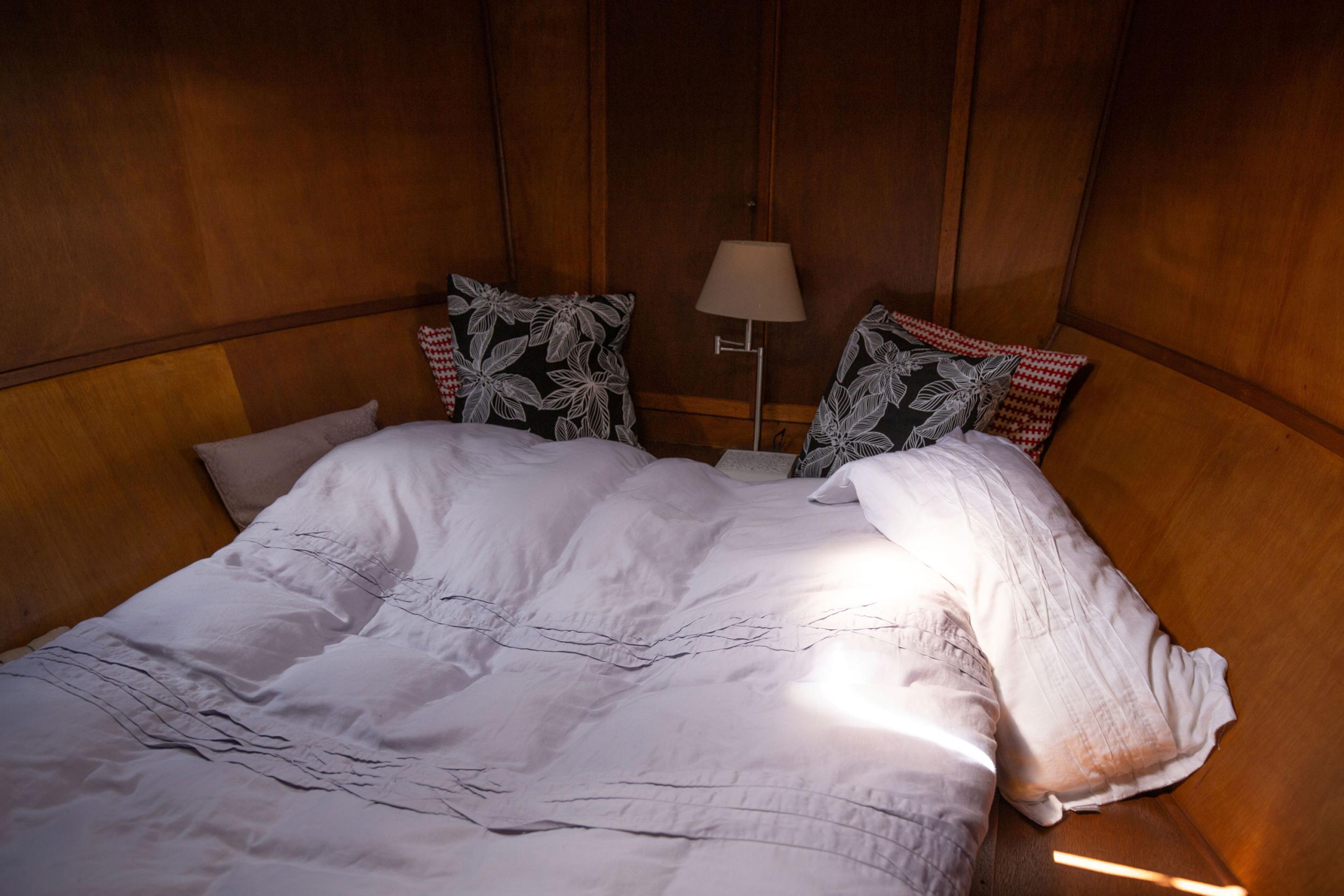 Doppelbett in der Kajüte des Schleppers von Miriam und Rainer