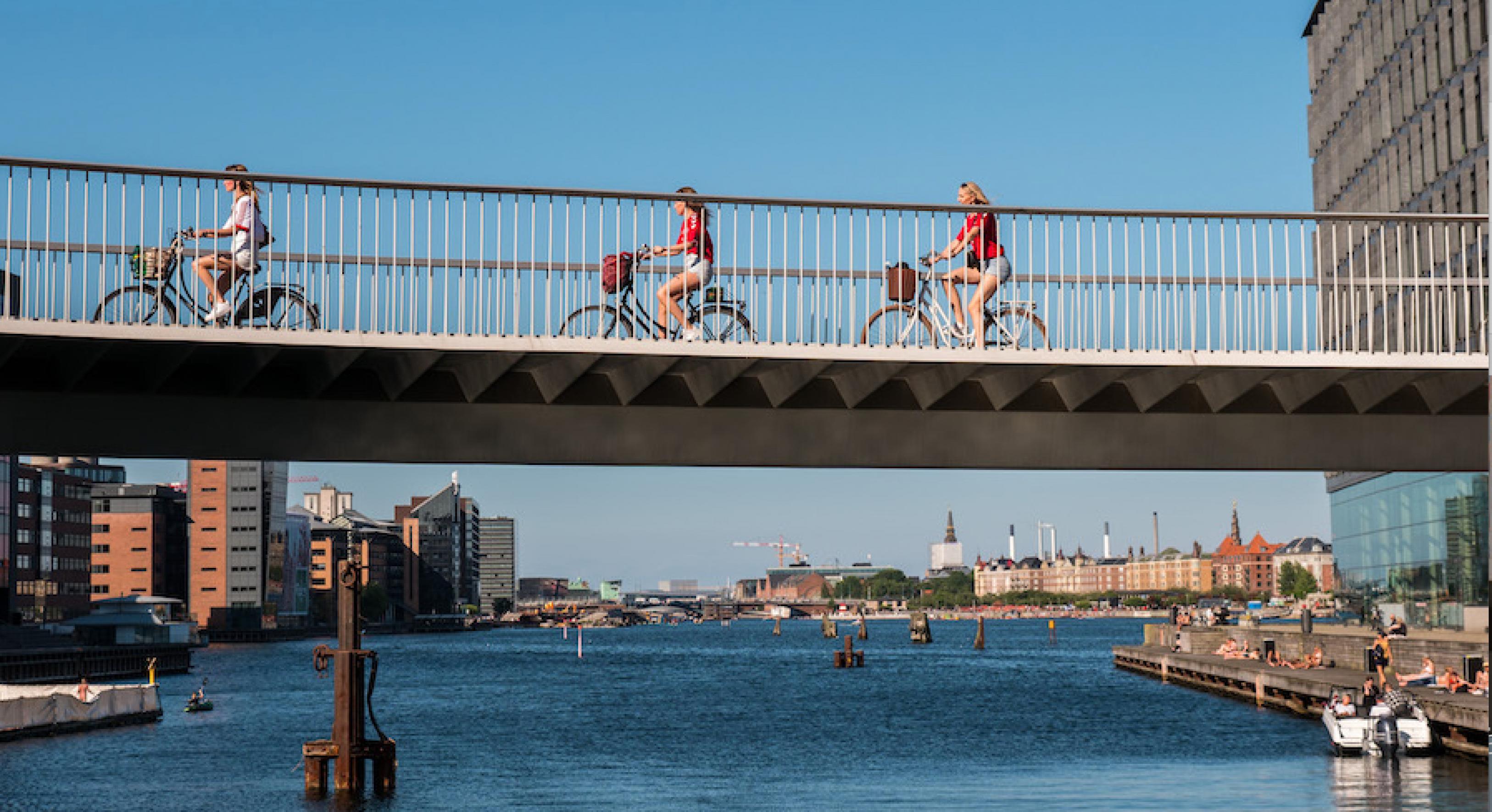 Eine  Fahrradbrücke über Gewässern in Kopenhagen. Die Stadt soll mit  noch mehr Brücken und autofreien Wohnvierteln die erste klimaneutrale Hauptstadt der Welt werden.