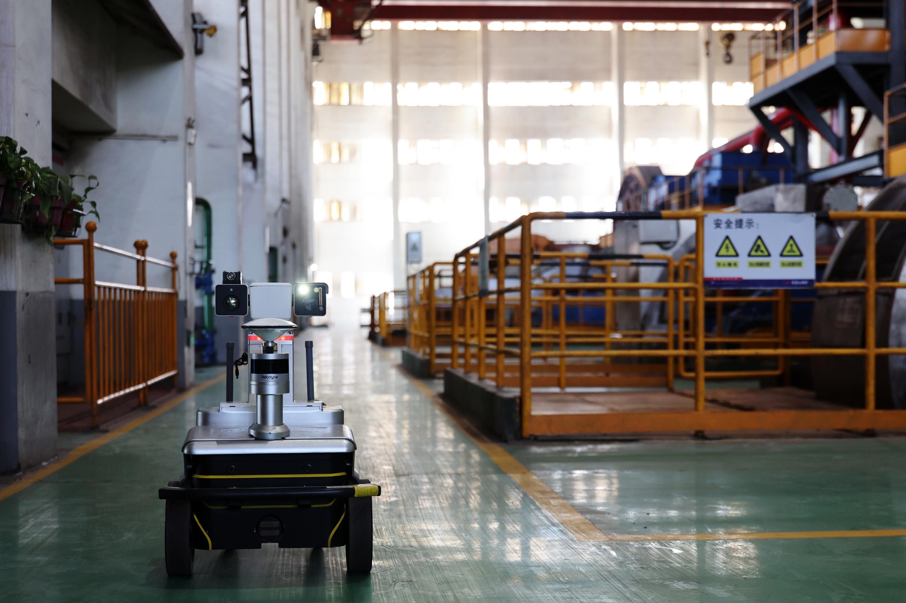 Eine „Dark Factory“ des chinesischen Stahlherstellers Ansteel. Dank patroullierender Roboter und KI-Einsatz, läuft die Produktion praktisch ohne Menschen. Die Fabrik kann also auch ohne Beleuchtung operieren, daher „Dark Factory“.