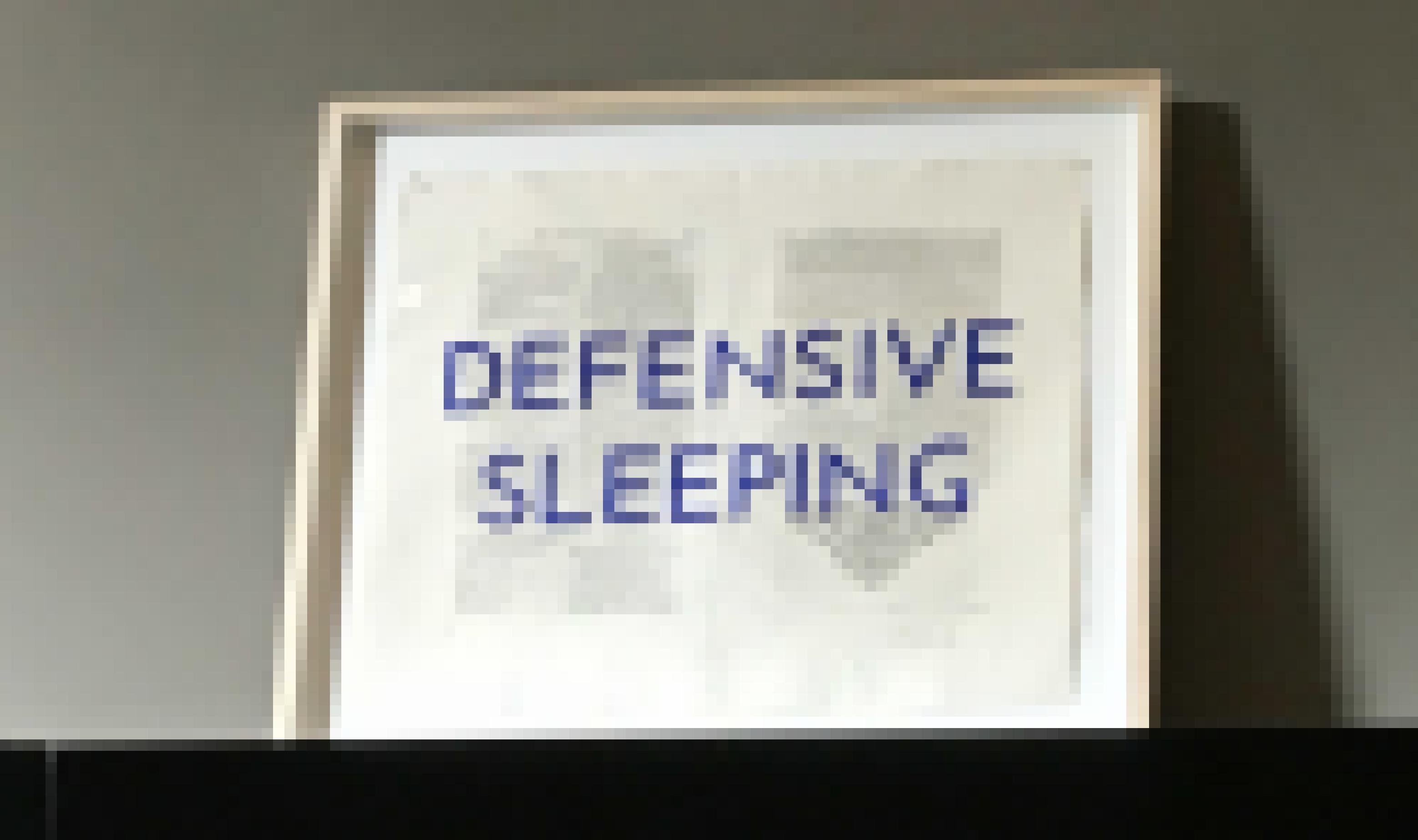 Kunstdruck mit der Aufschrift „Defensive Sleeping“