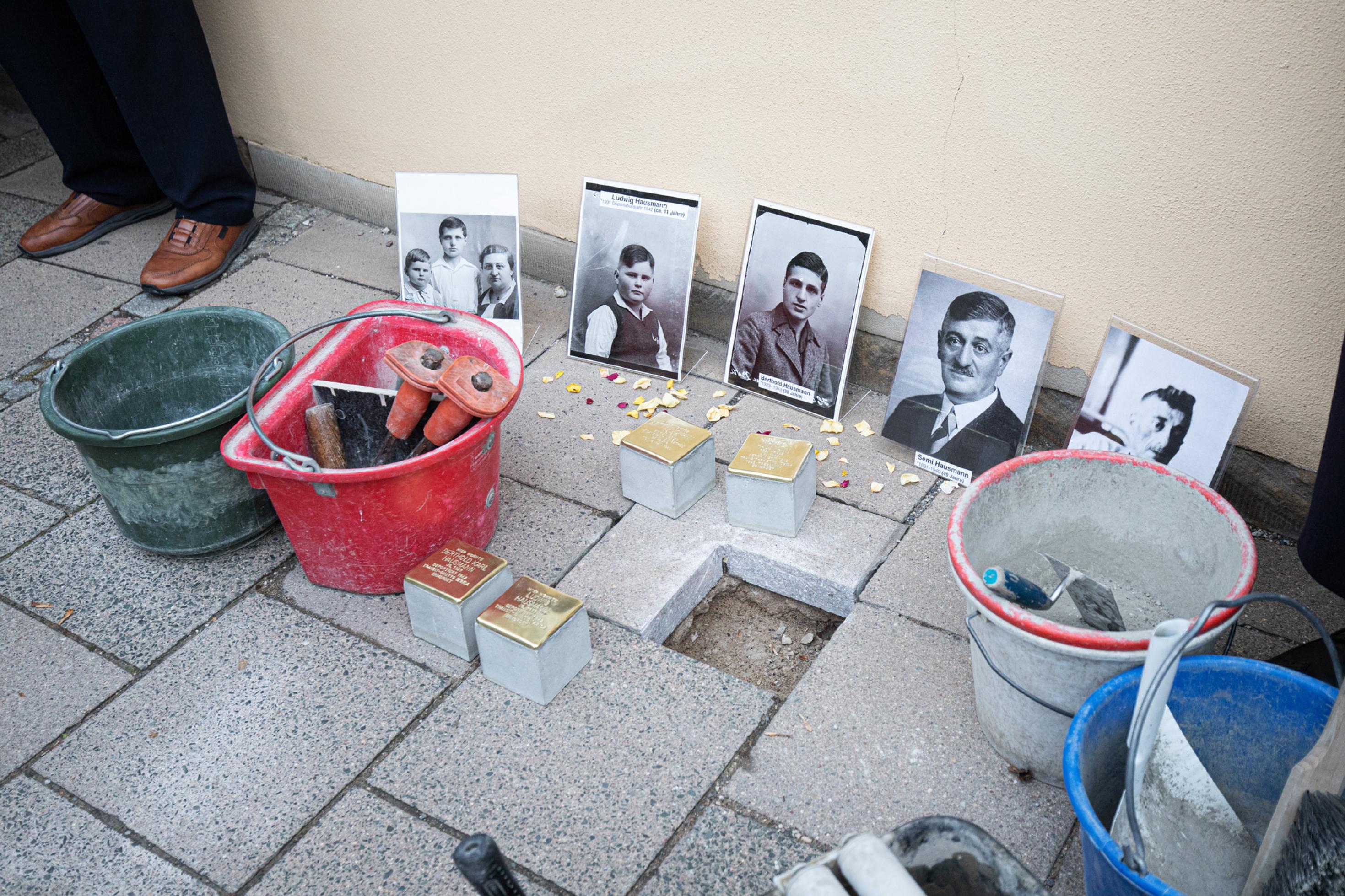 Verlegung von Stolpersteinen durch den Kuenstler Gunter Demnig zum Andenken an die Verschleppung und Ermordung von Menschen im Dritten Reich in Schesslitz, Oberfranken.