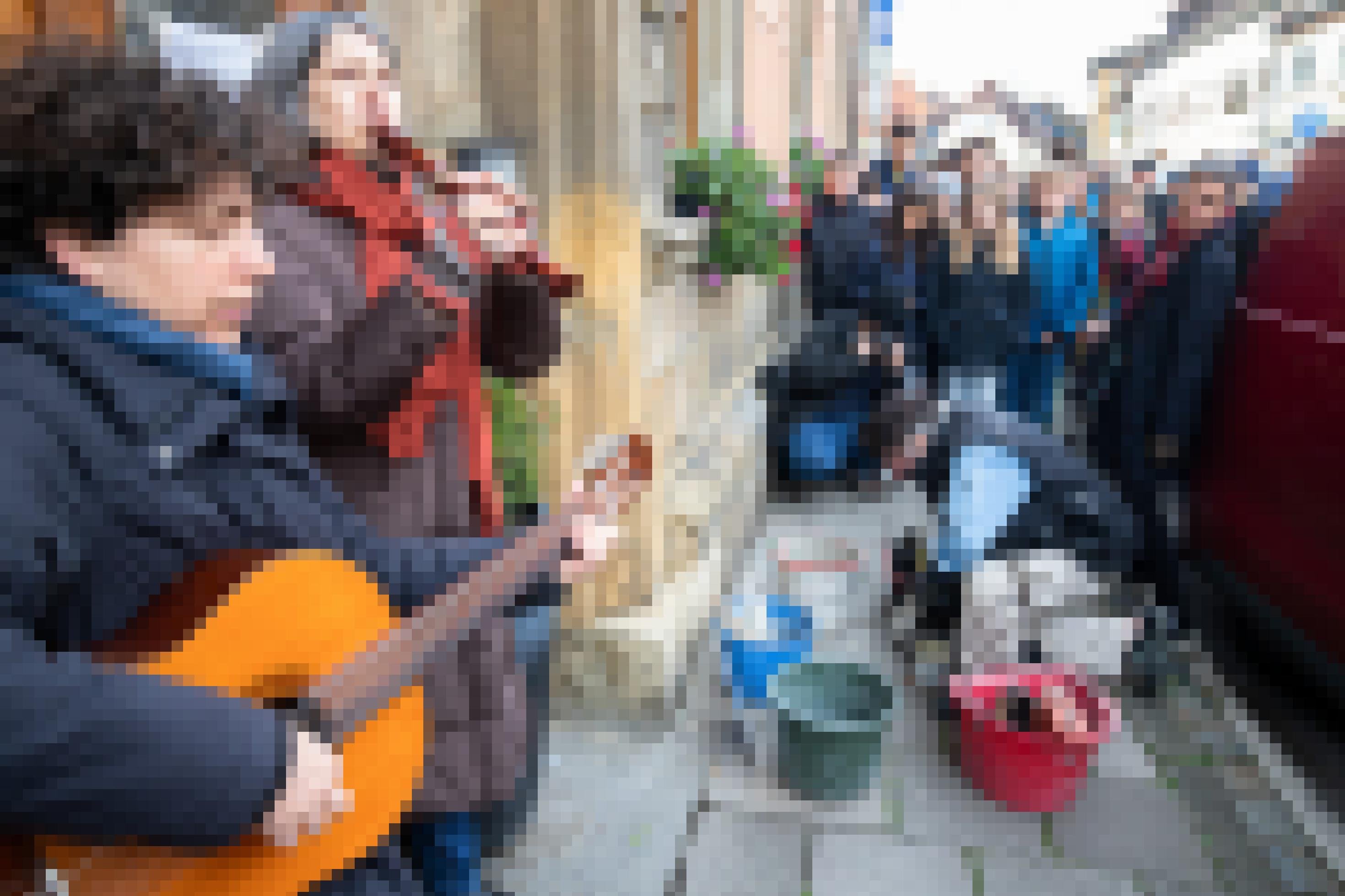 Verlegung von Stolpersteinen durch den Kuenstler Gunter Demnig zum Andenken an die Verschleppung und Ermordung von Menschen im Dritten Reich in Schesslitz, Oberfranken.