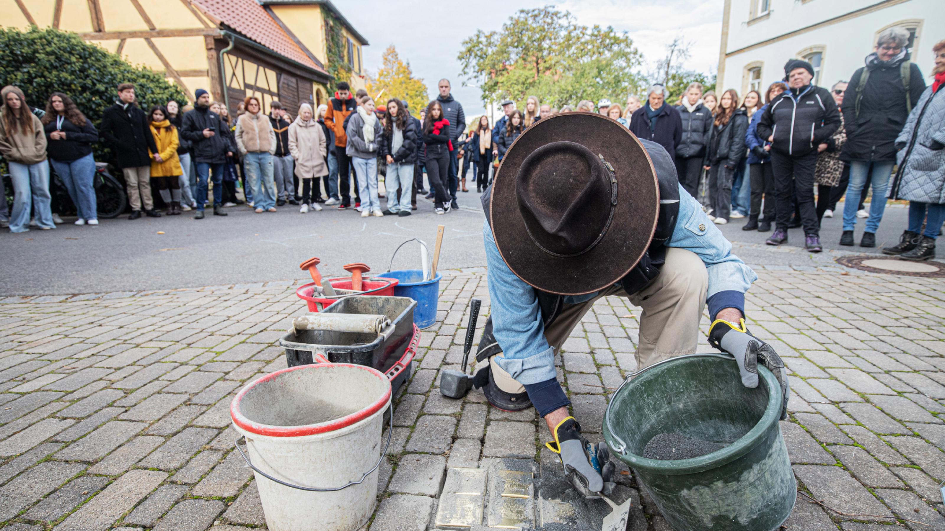 Verlegung von Stolpersteinen durch den Kuenstler Gunter Demnig zum Andenken an die Verschleppung und Ermordung von Menschen im Dritten Reich in Schesslitz, Oberfranken.