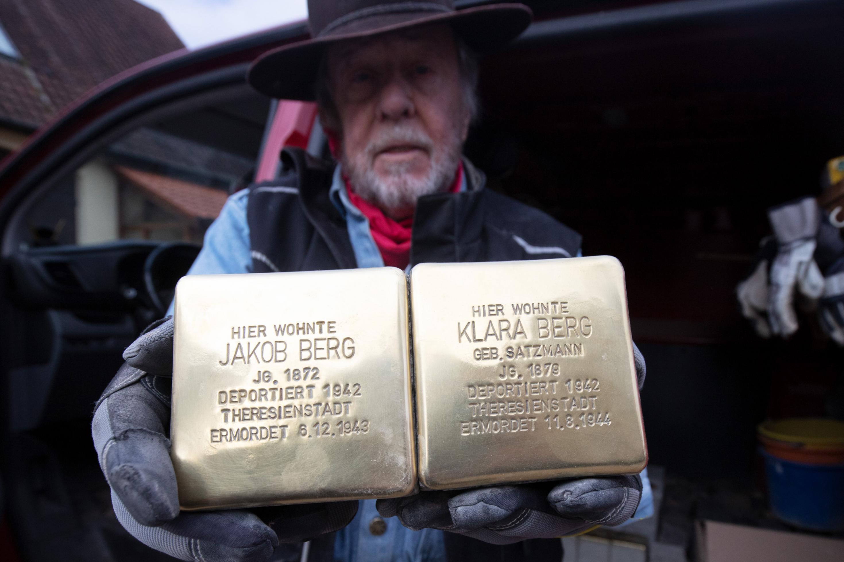 Verlegung von Stolpersteinen durch den Kuenstler Gunter Demnig zum Andenken an die Verschleppung und Ermordung von Menschen im Dritten Reich in Schesslitz, Oberfranken.