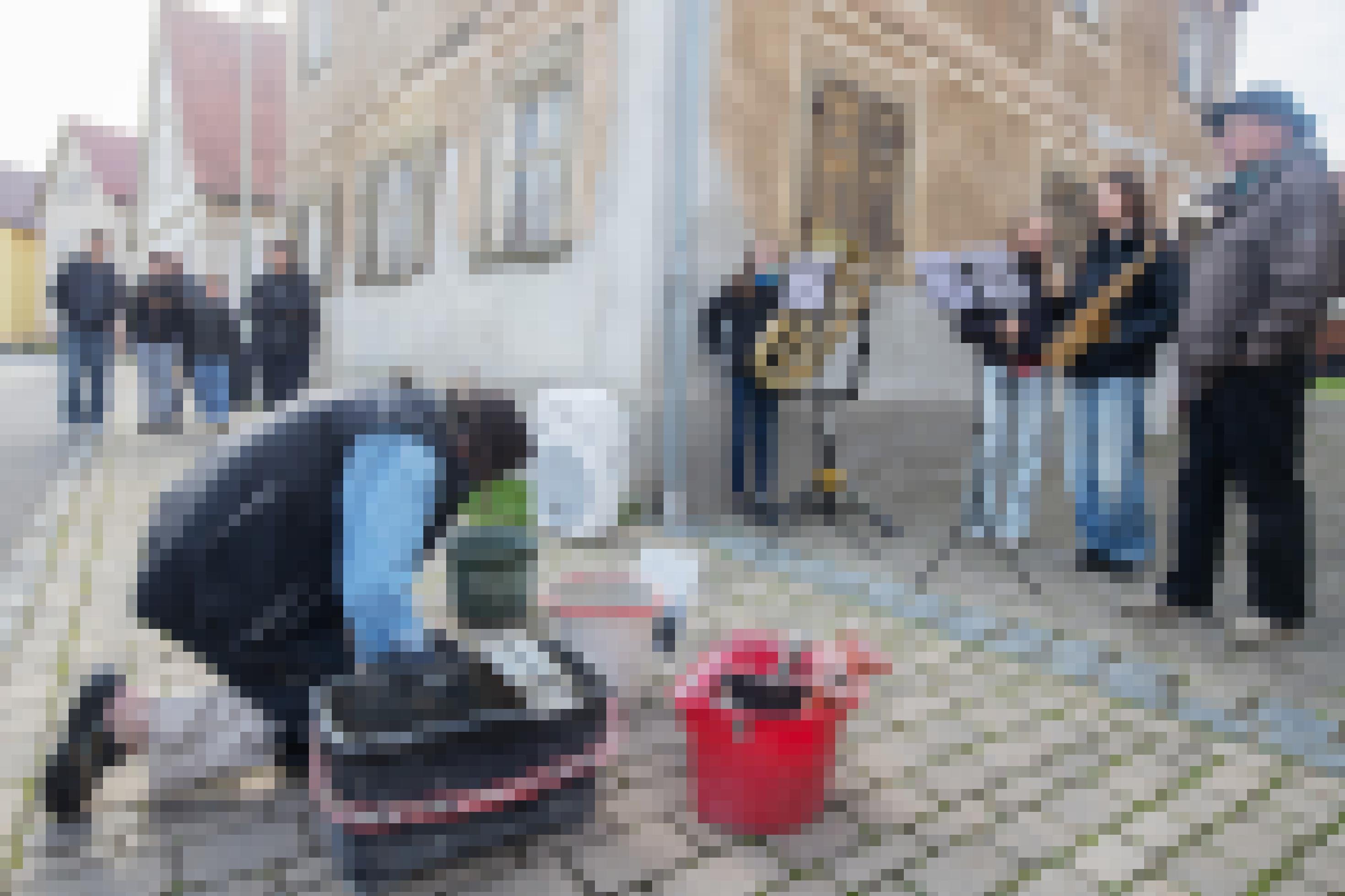 Verlegung von Stolpersteinen durch den Kuenstler Gunter Demnig zum Andenken an die Verschleppung und Ermordung von Menschen im Dritten Reich in Schesslitz, Oberfranken.