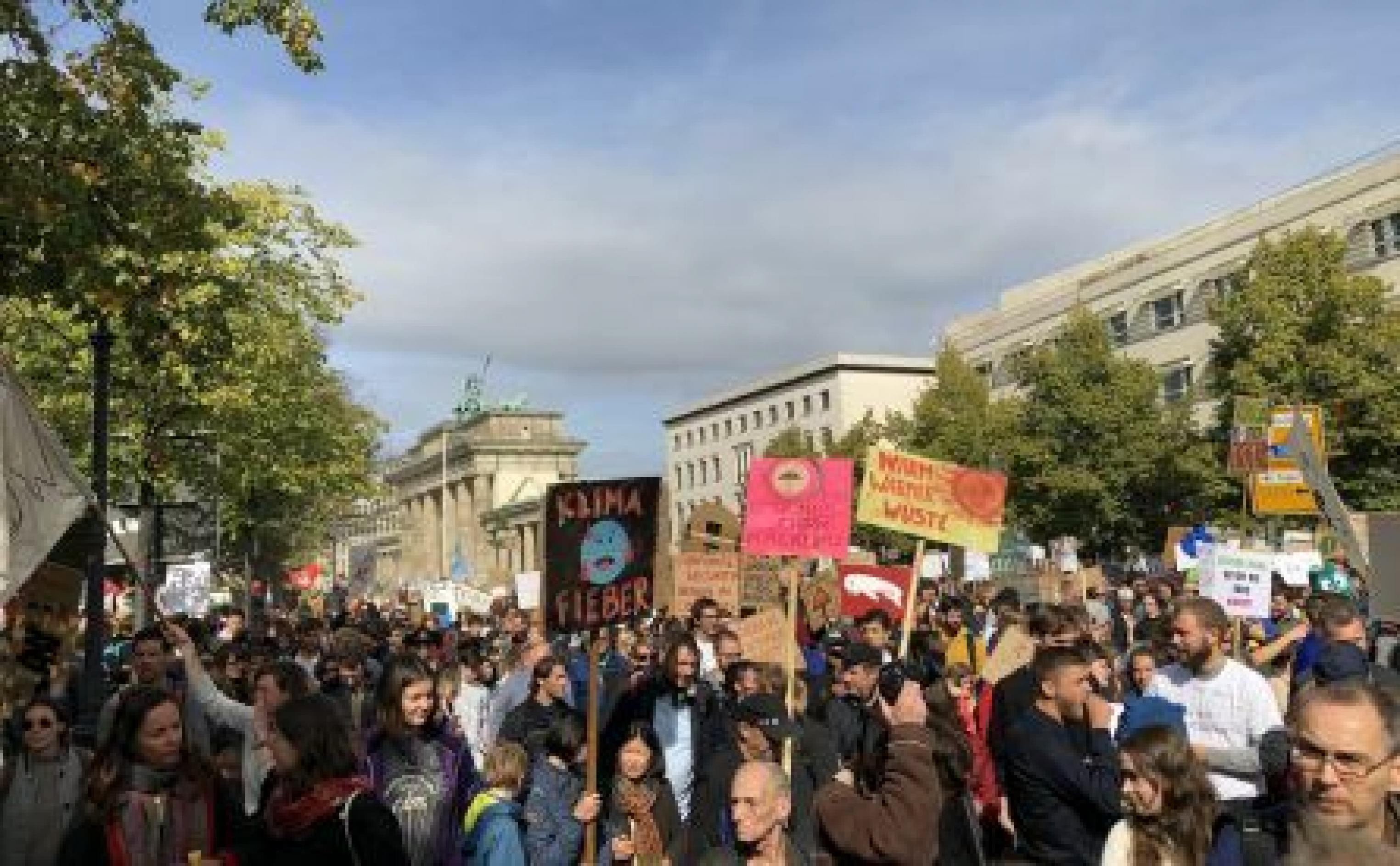 Anhängerïnnen der Fridays For Future-Bewegung demonstrieren in Berlin
