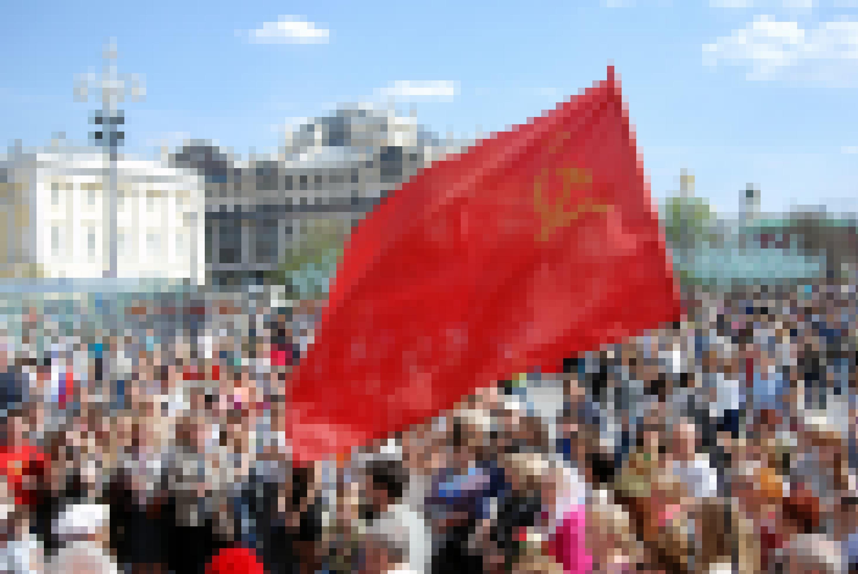 Eine Fahne der Sowjetunion wird auf einer Demonstration geschwenkt.