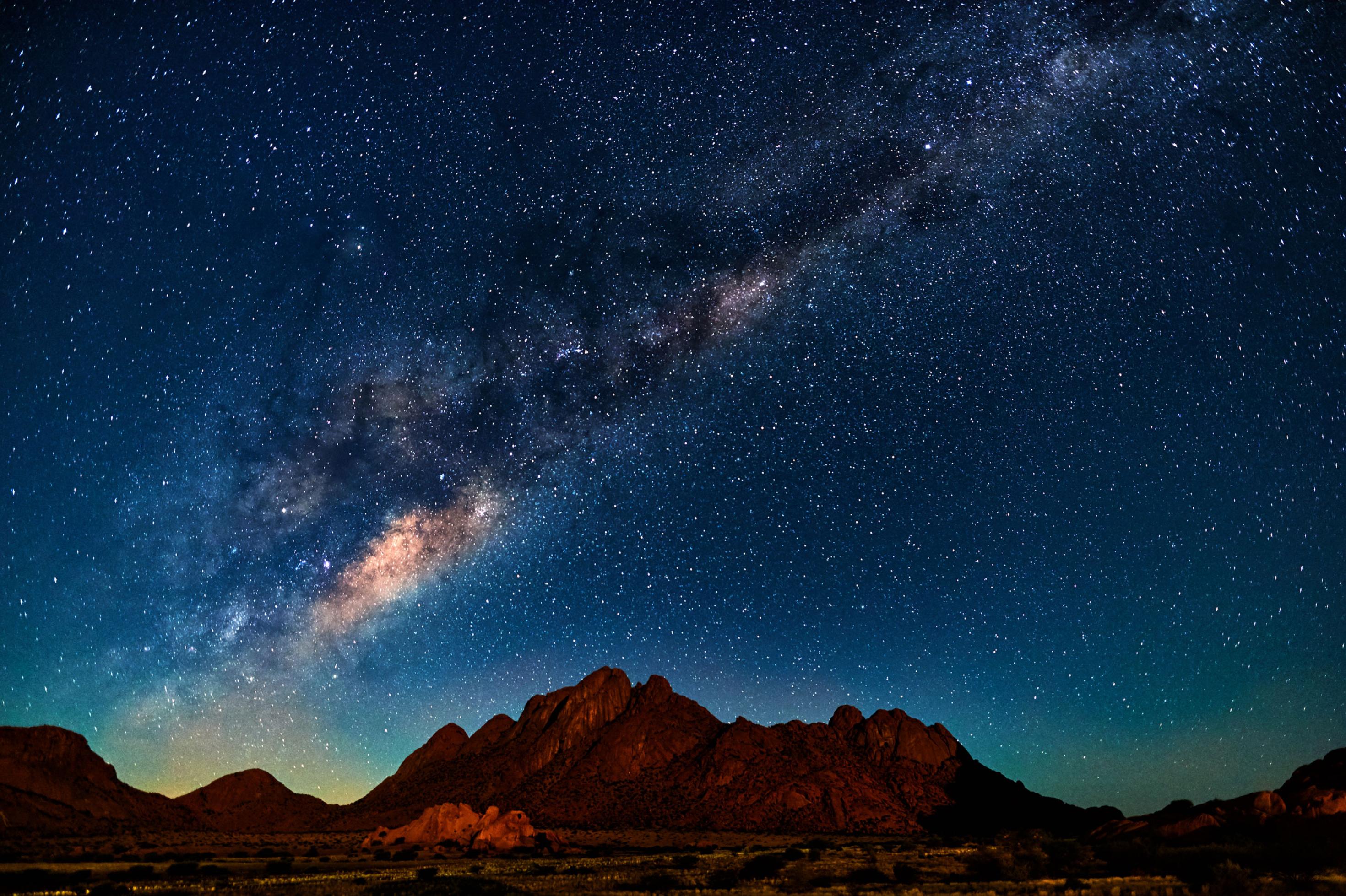 Naechtlicher Sternenhimmel in Namibia