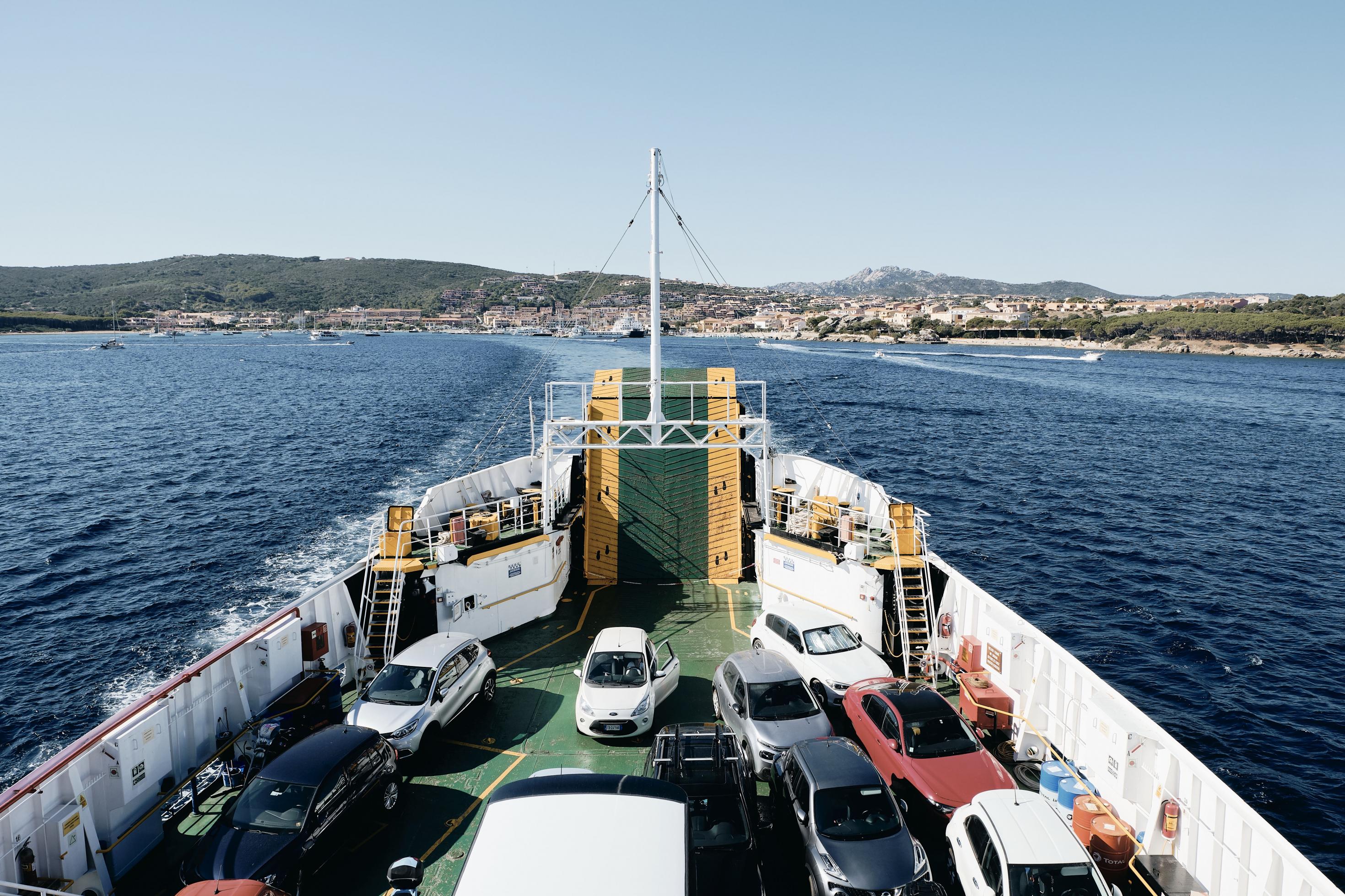 Bild zeigt eine Autofähre im Mittelmeer. Autofähren, die mit über 20 Knoten durchs Mittelmeer ziehen, aber auch langsamere Containerschiffe sind für Wale eine große Gefahr