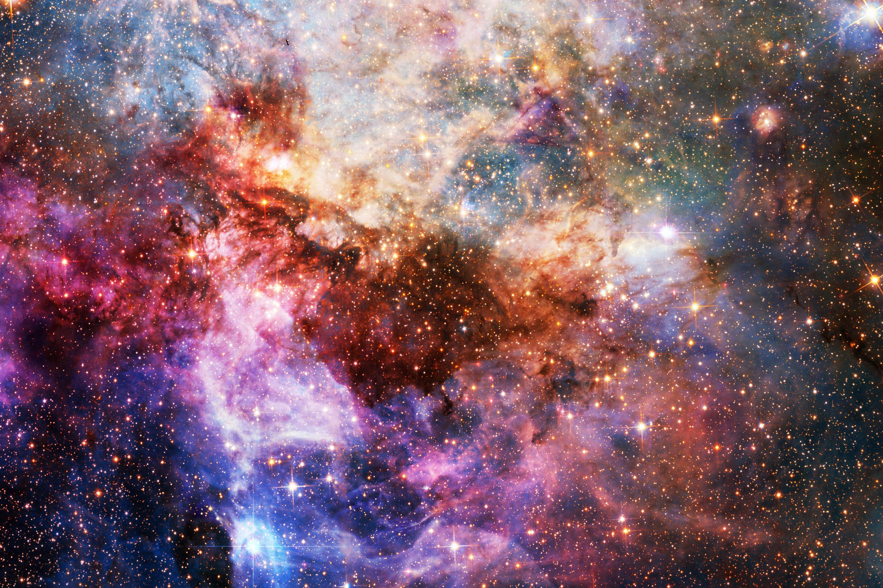 Blick in ein schillerndes Universum voller Galaxien und Sterne.