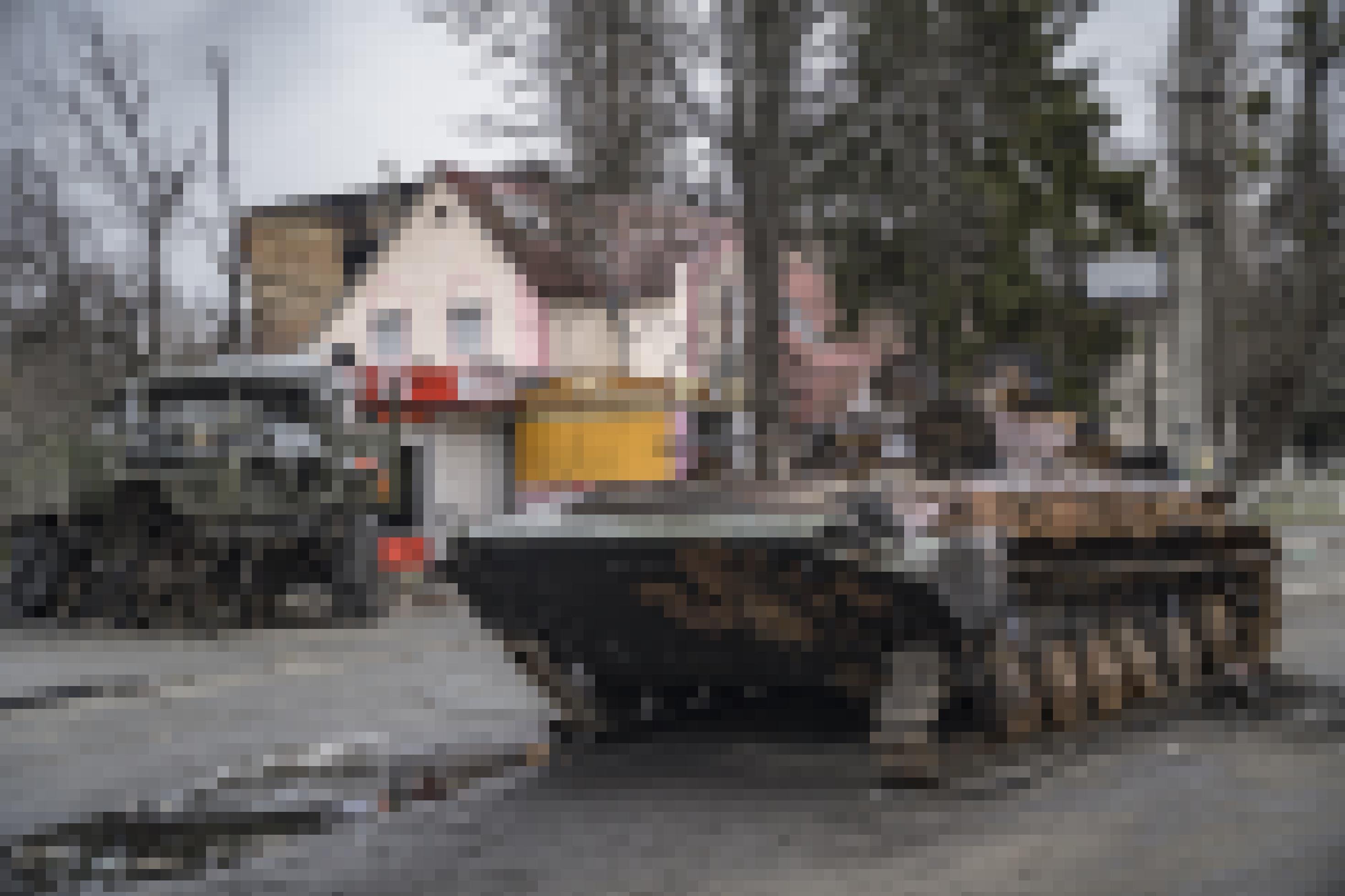 Borodjanka, Region Kiew im April 2022. Ein ausgebrannter russischer Schützenpanzer nach der Befreiung der Region von russischen Truppen.