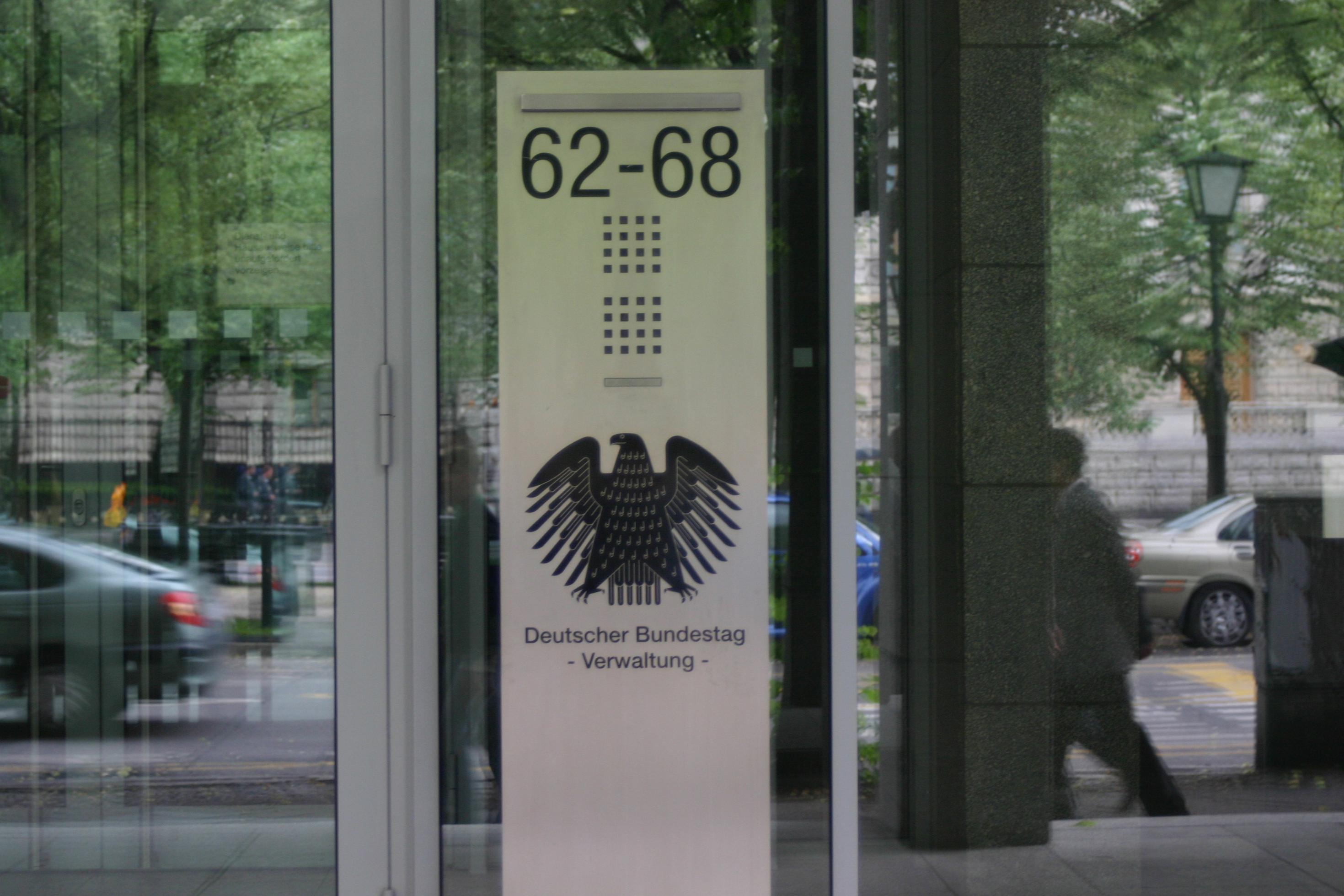 Eingang Bundestagsgebäude mit Abgeordnetenbüros in Berlin