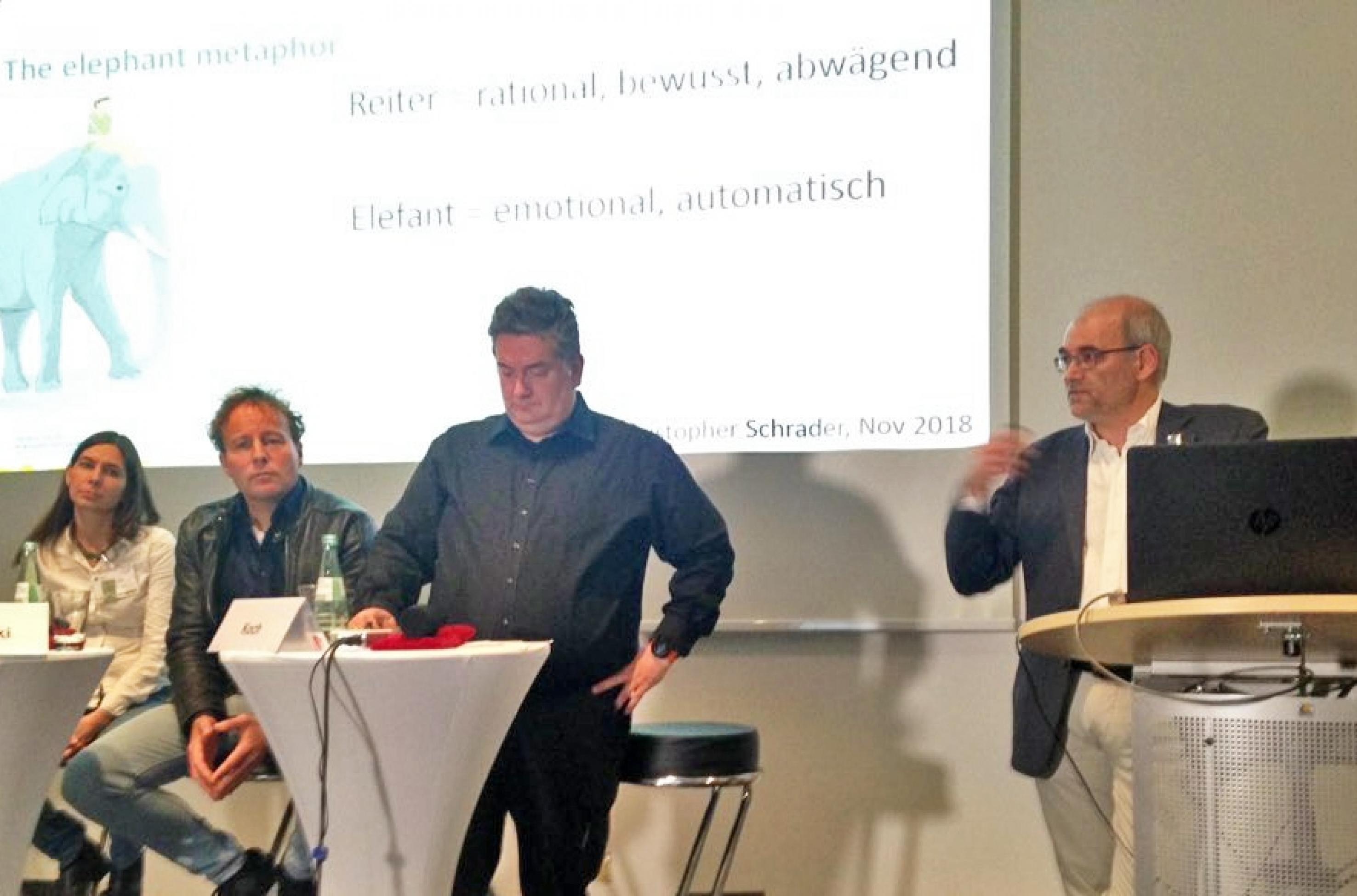 Foto von der Diskussionsveranstaltung in Bremen. Personen von links: Imke Hoppe (sitzend), Axel Bojanowski (sitzend), Moderator Christoph Koch (stehend), Christopher Schrader (stehend).