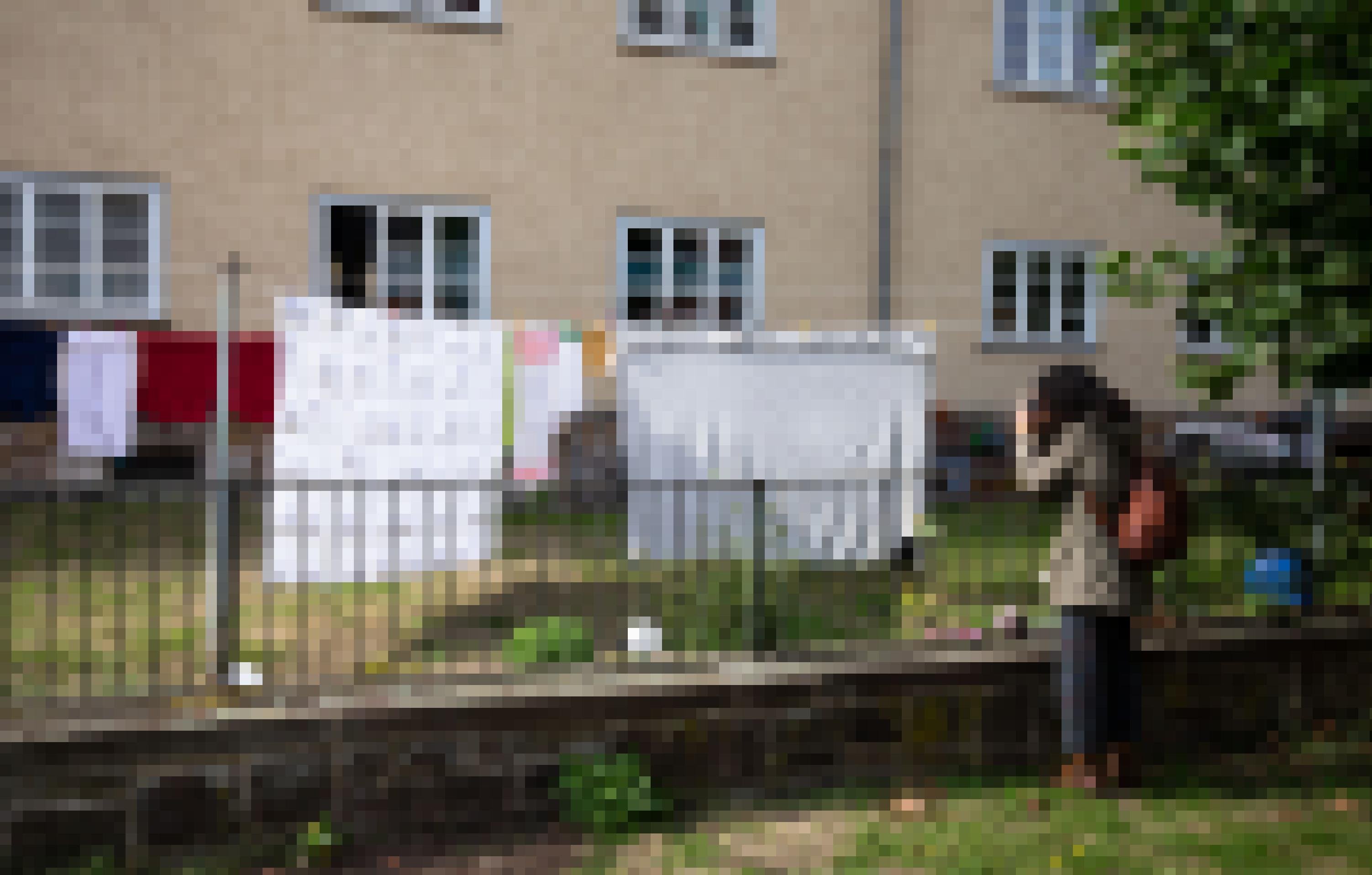 Junge Frau macht ein Foto von Wäsche auf der Leine in Kassel