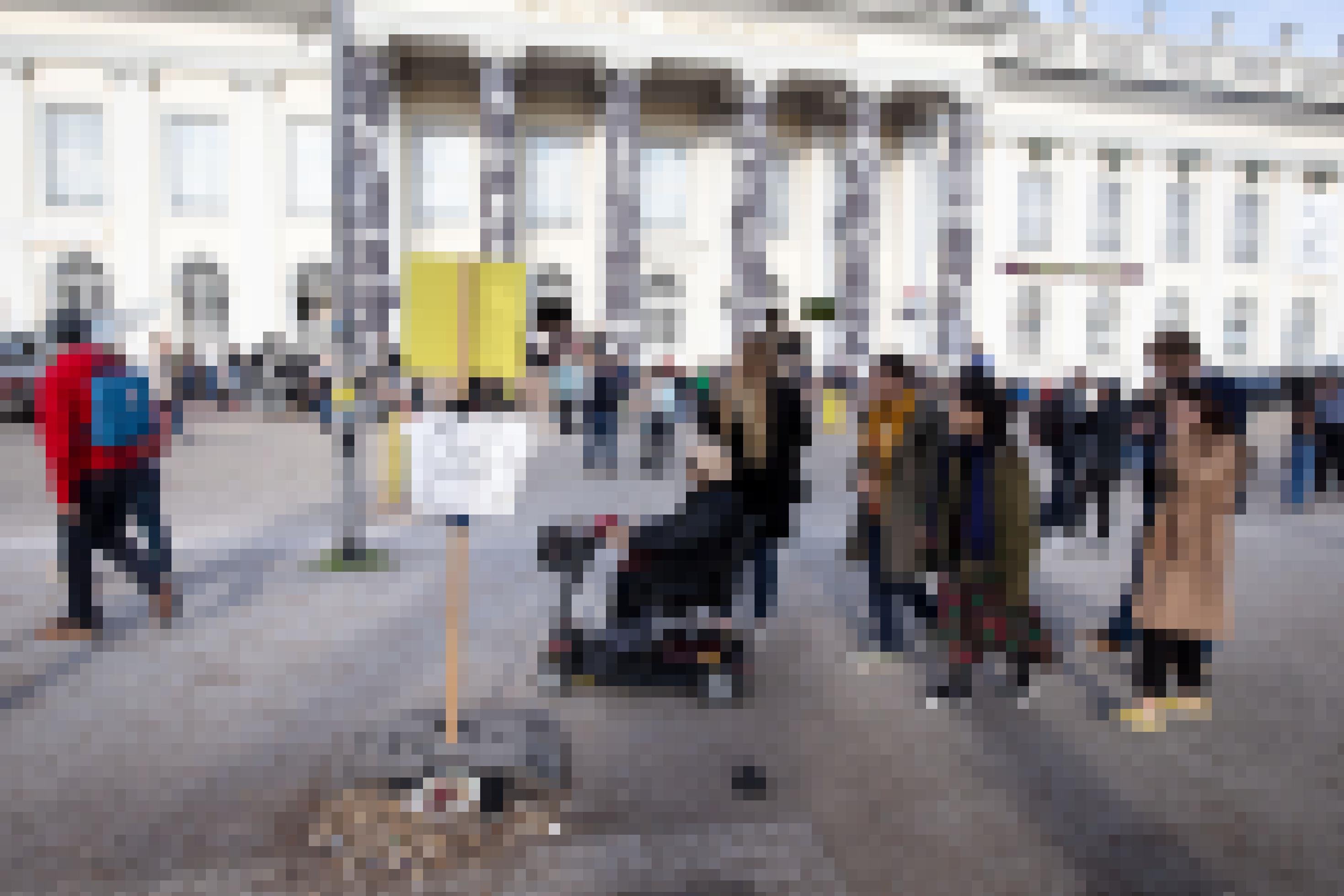 Menschen vor dem Museum Fridericianum