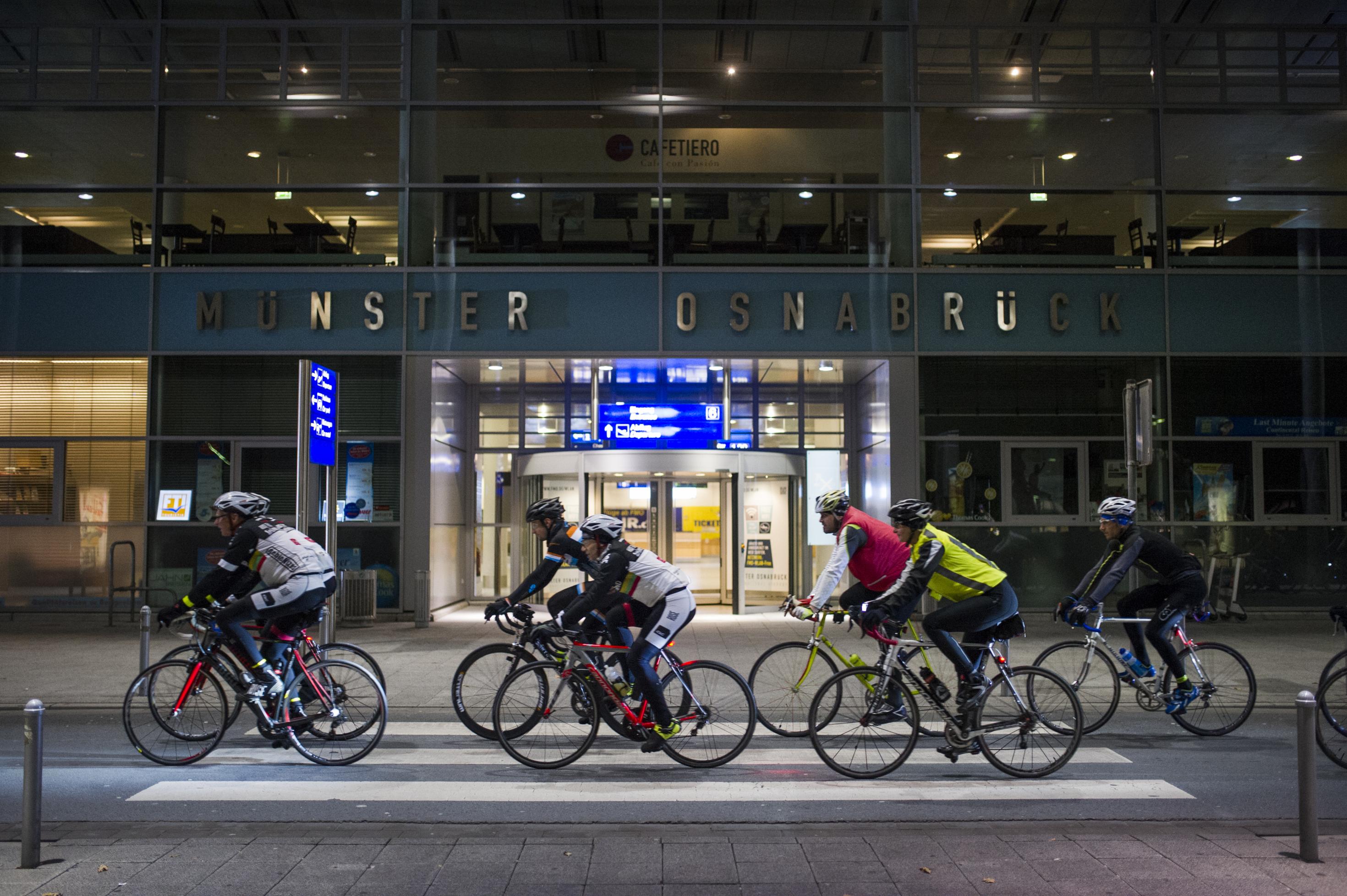 Trainingsgruppe vor dem Eingang zum Flughafen Münster