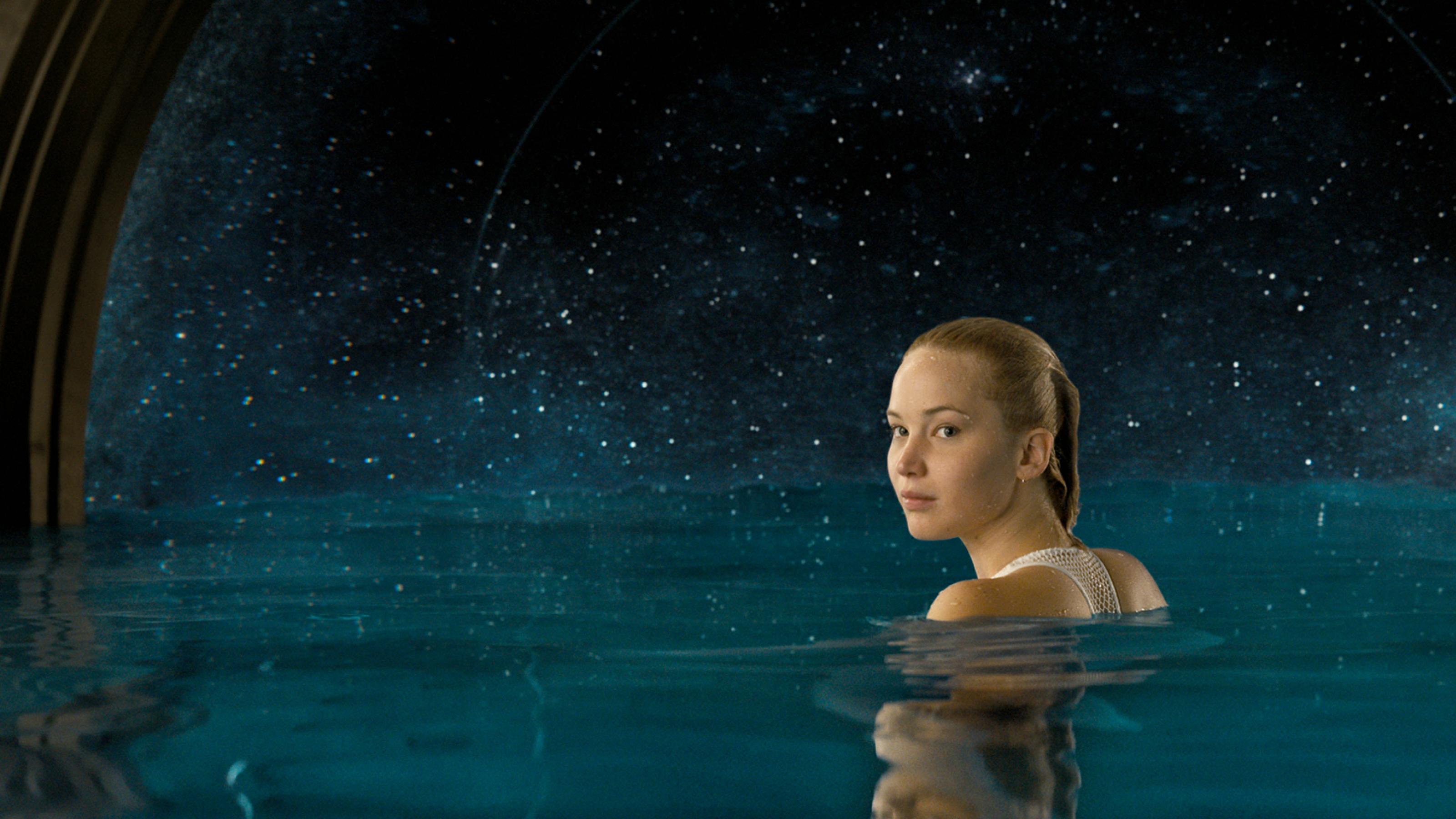 Jennifer Lawrence im Swimmingpool