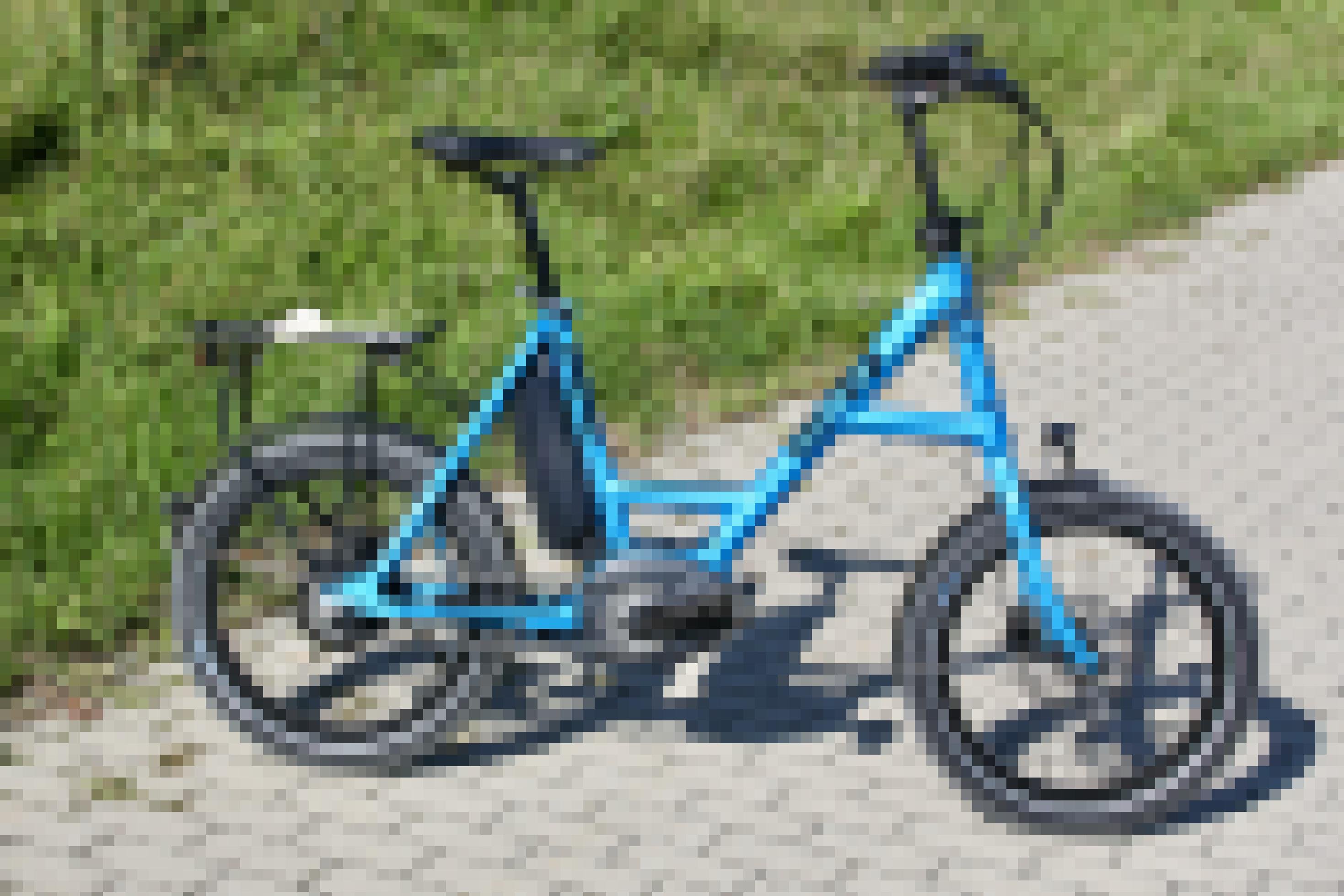 Das leuchtend blaue Fahrrad hat kleine voluminöse Reifen