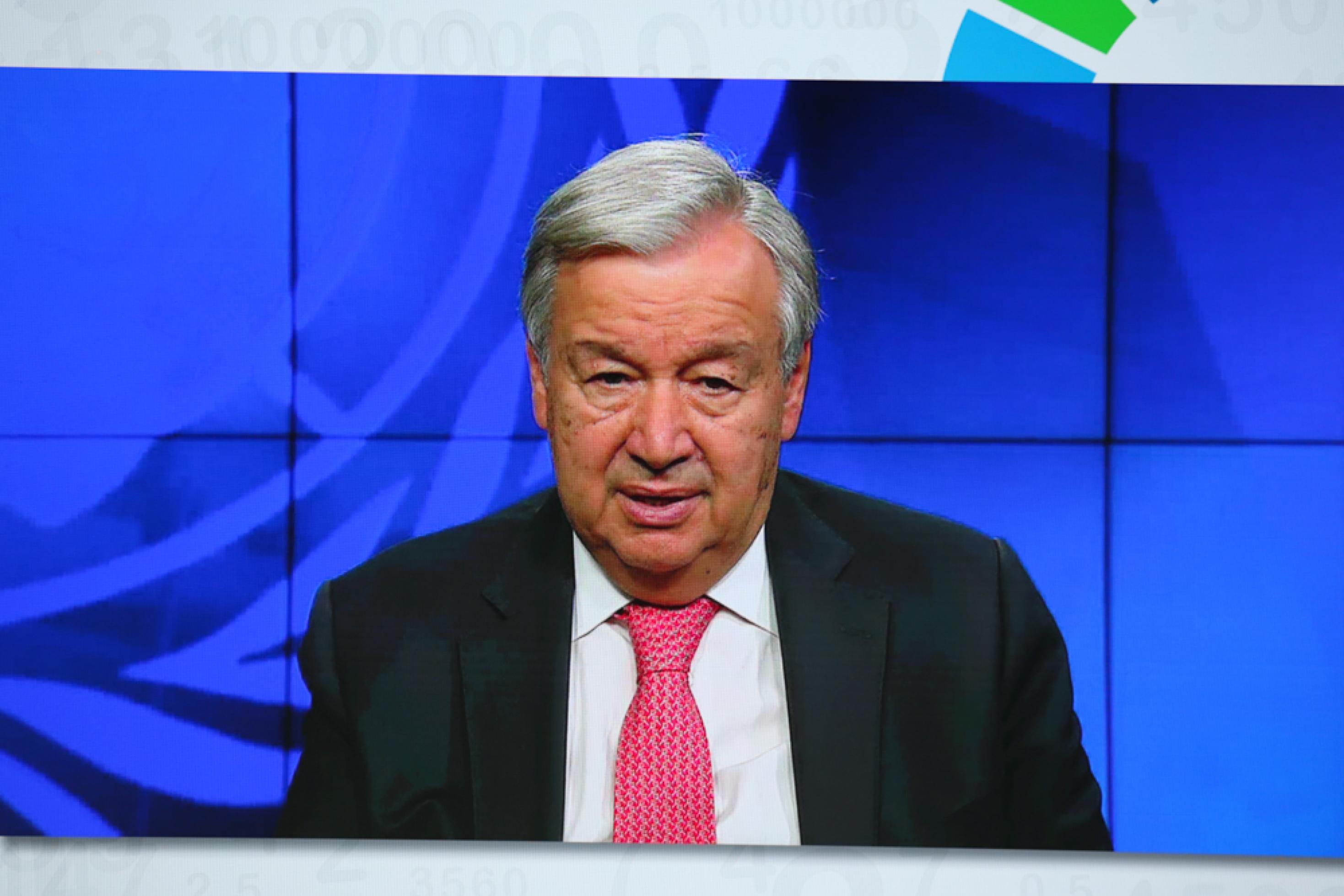 Guterres neutral in Anzug vor blauer UN-Wand