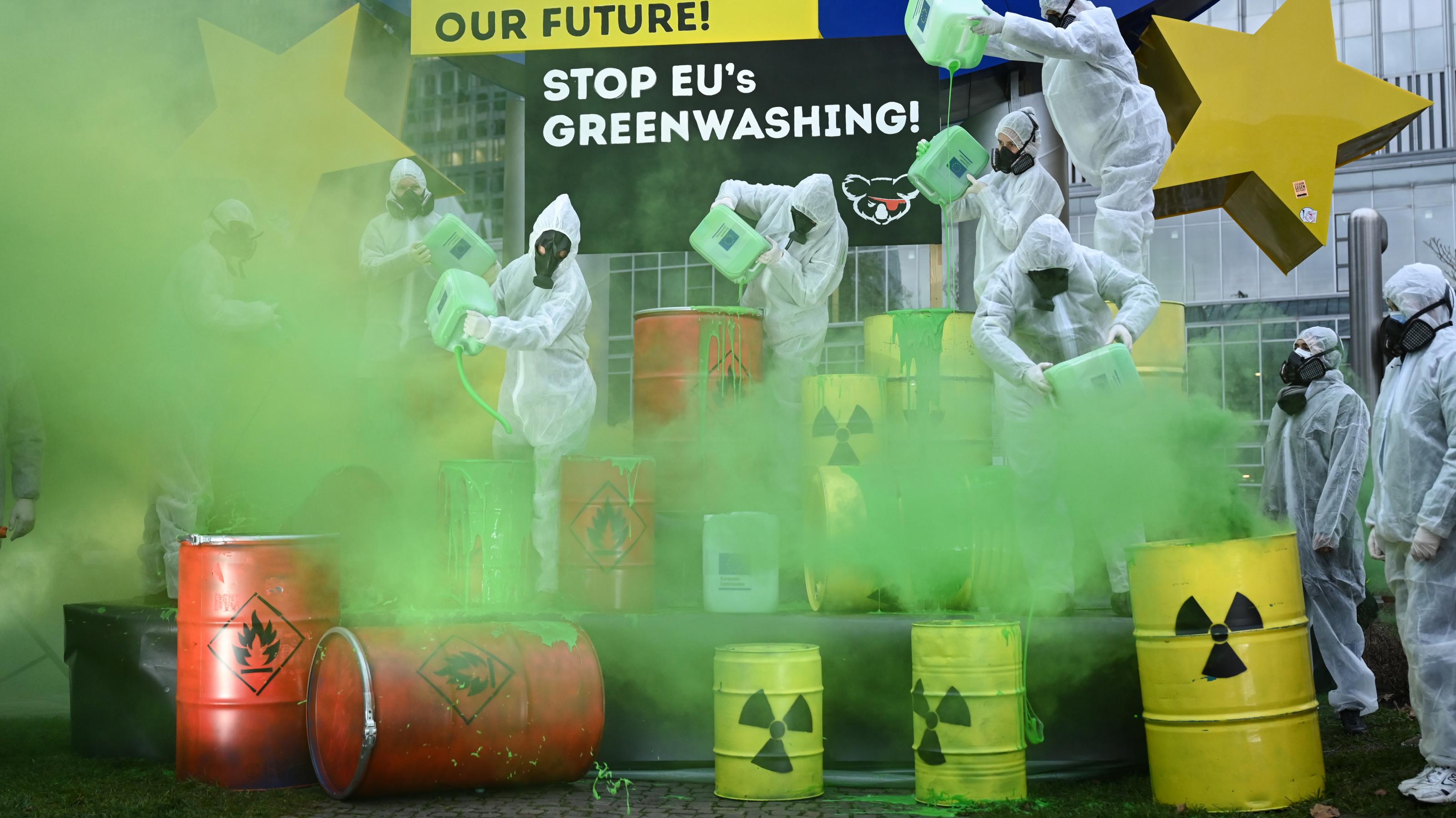Mit grünem Nebel demonstrieren Aktivisten gegen Greenwashing durch die EU-Taxonomie.