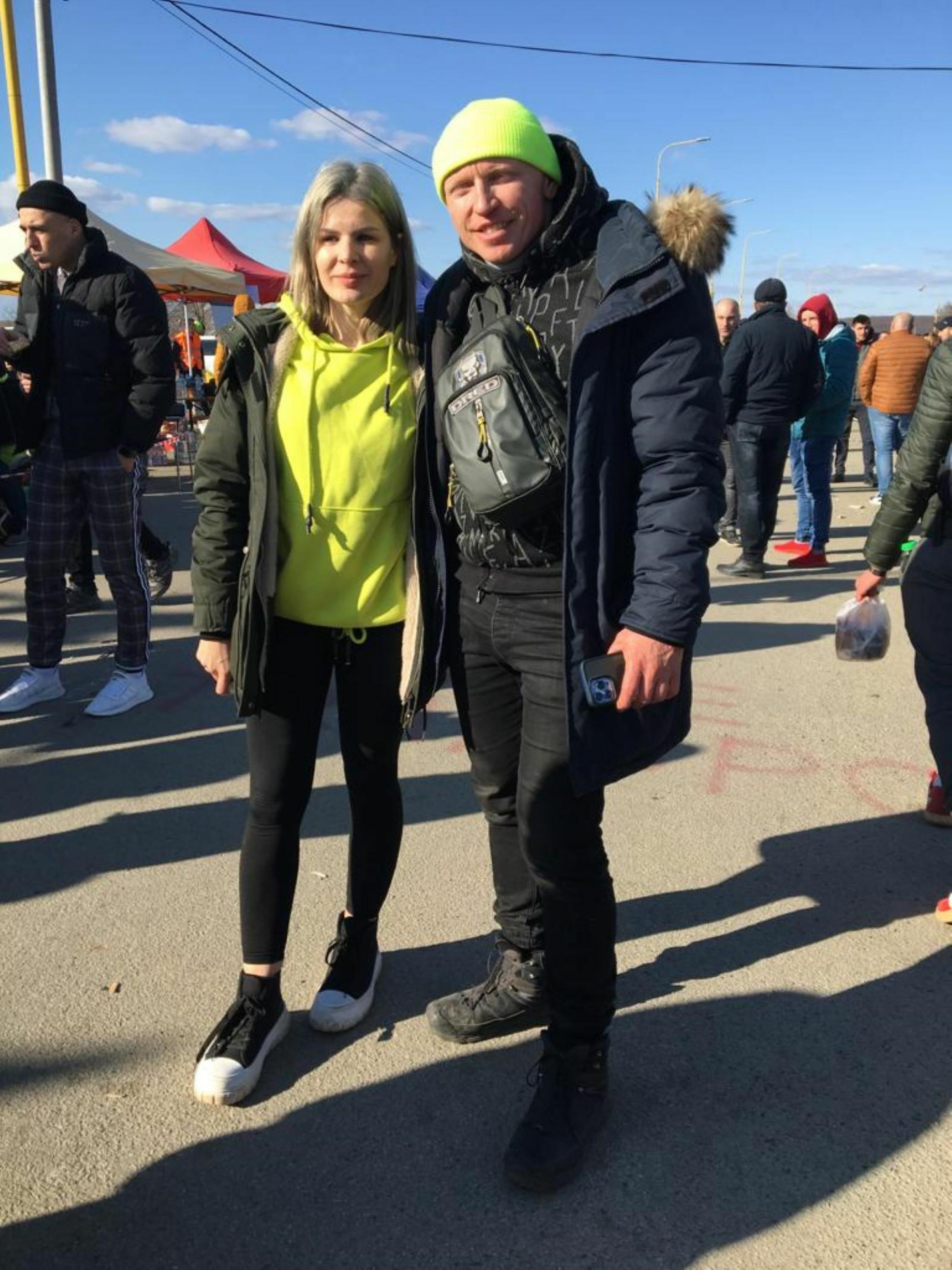 Eine Frau und ein Mann stehen auf der Straße. Sie sins nach dem Angriff auf den Flughafen von Kiew in die Slowakei geflüchtet