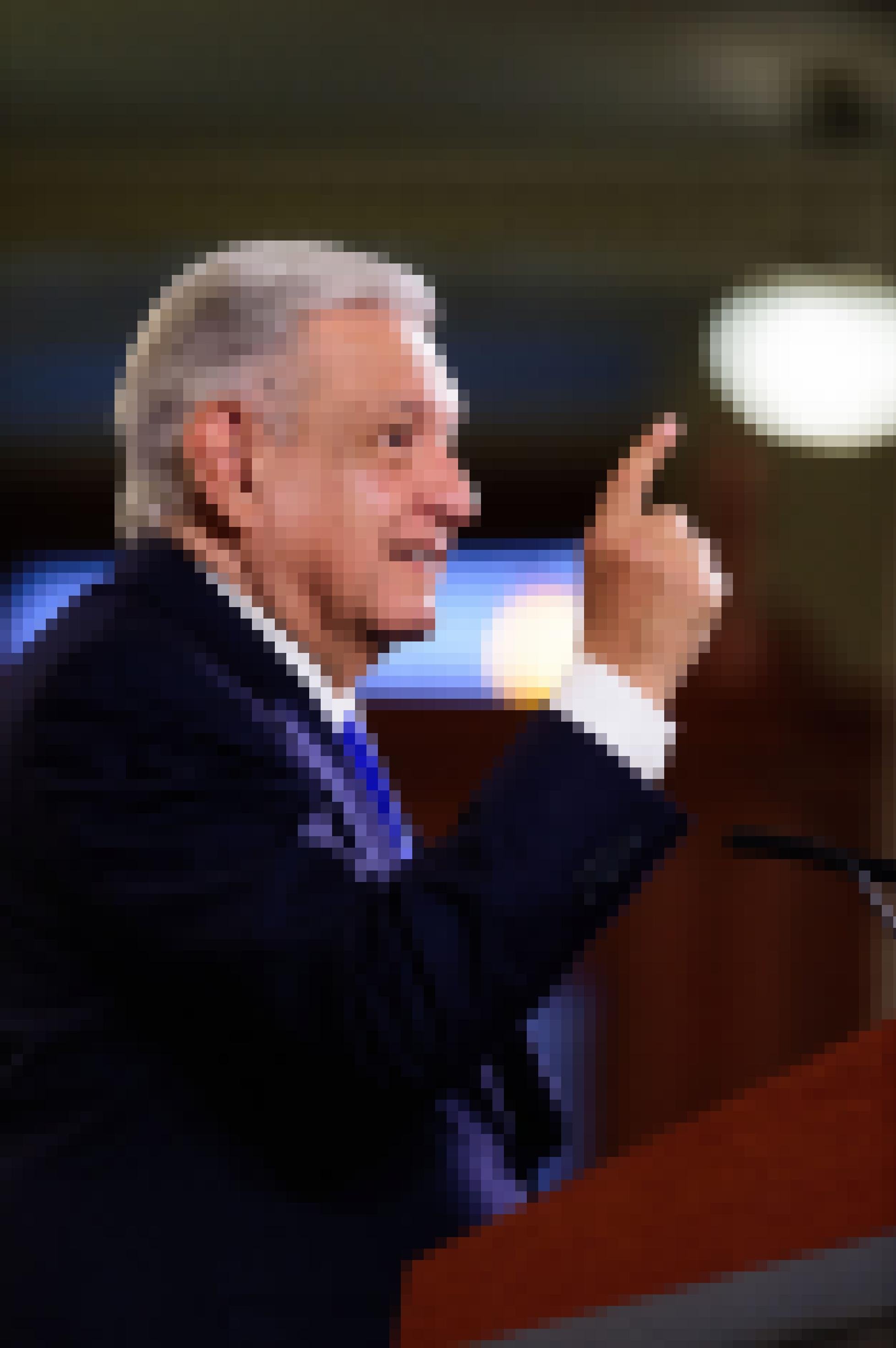 Mexikos Präsident am Stehpult mit erhobenem Zeigefinger.