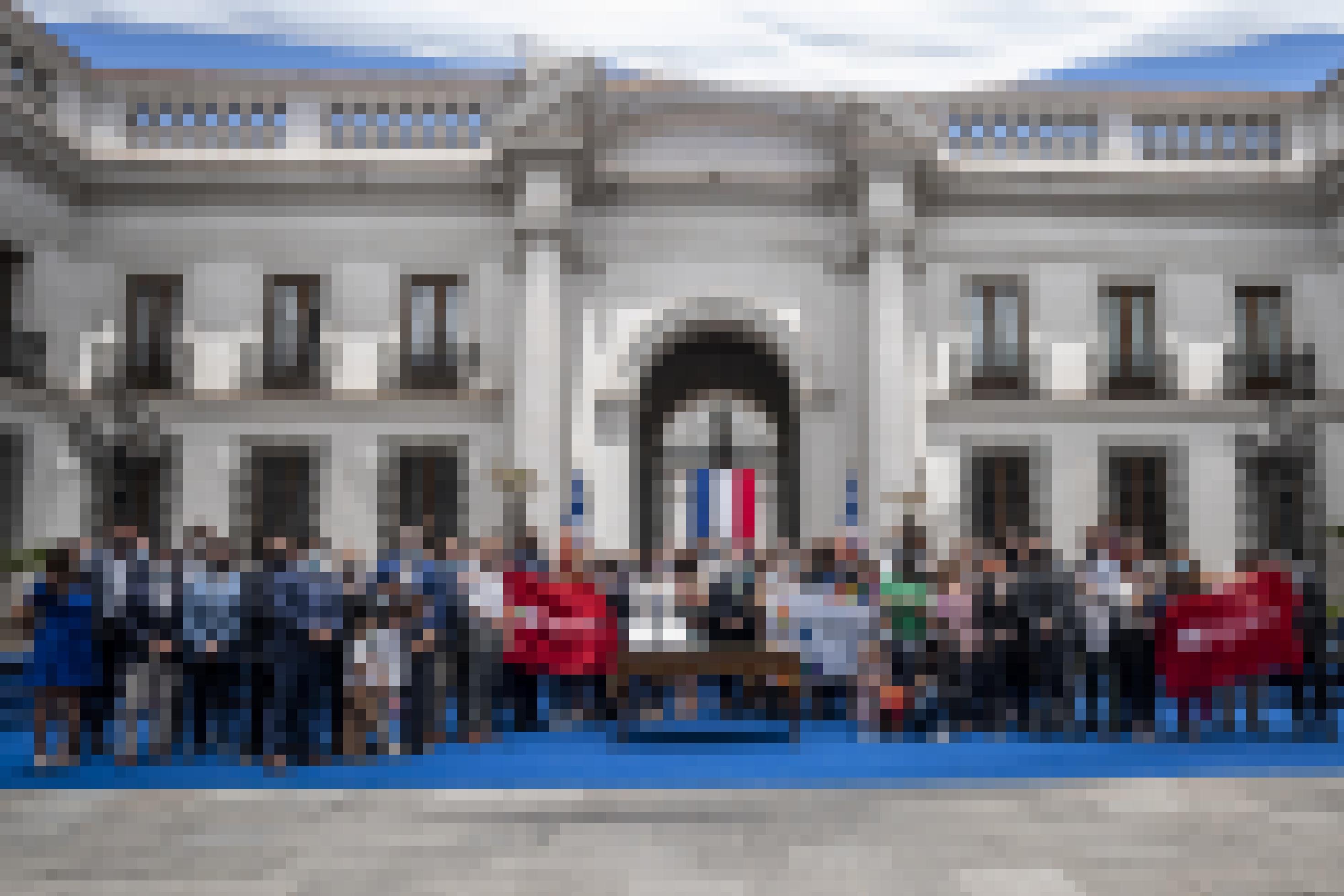 Eine Gruppe von Menschen im Regierungspalast steht versammelt um einen Tisch, auf dem das Gesetz für gleichgeschlechtliche Ehe unterschrieben wurde.