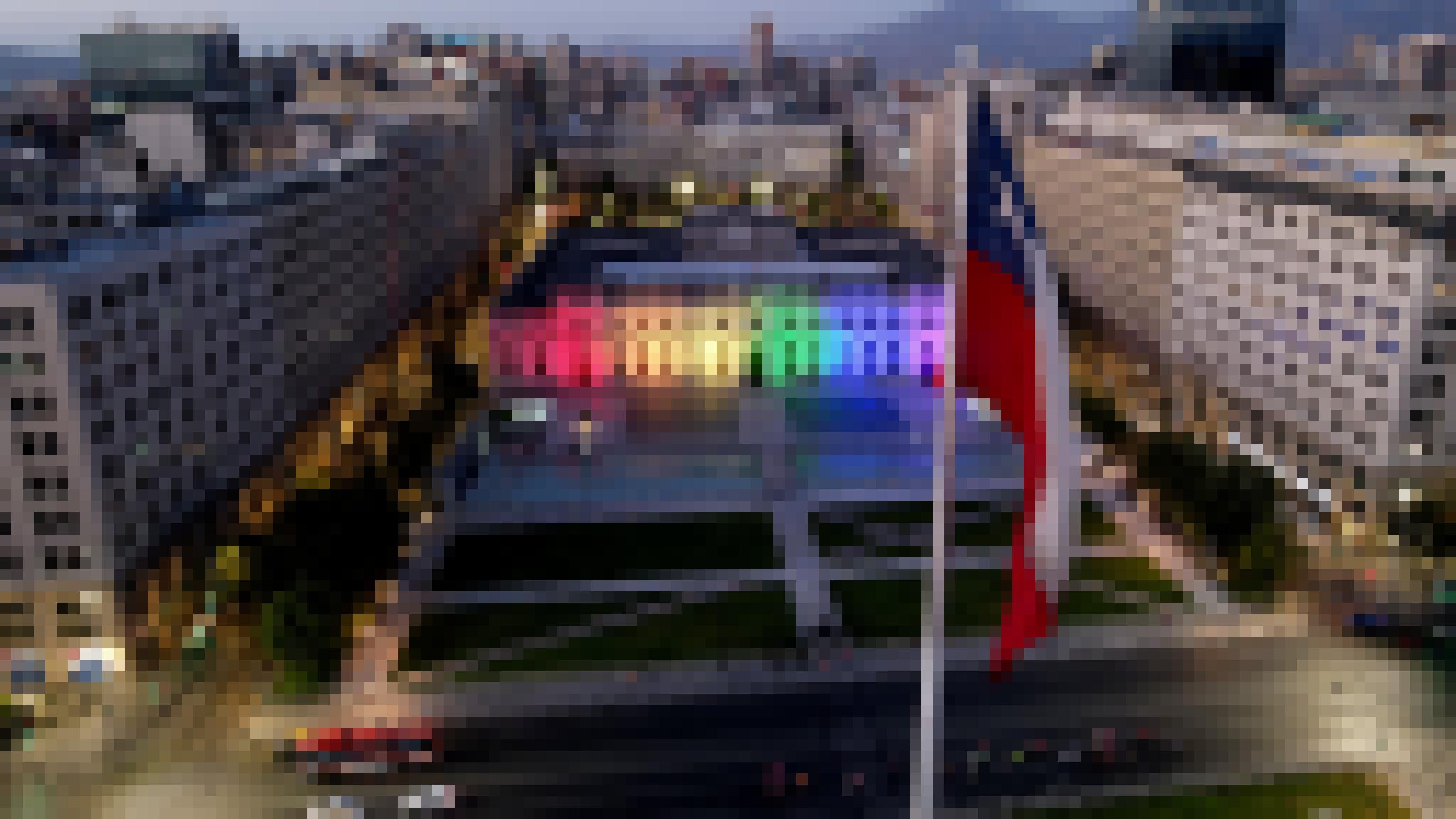 Der Regierungspalast in Santiago de Chile ist in Regenbogenfarben erleuchtet.