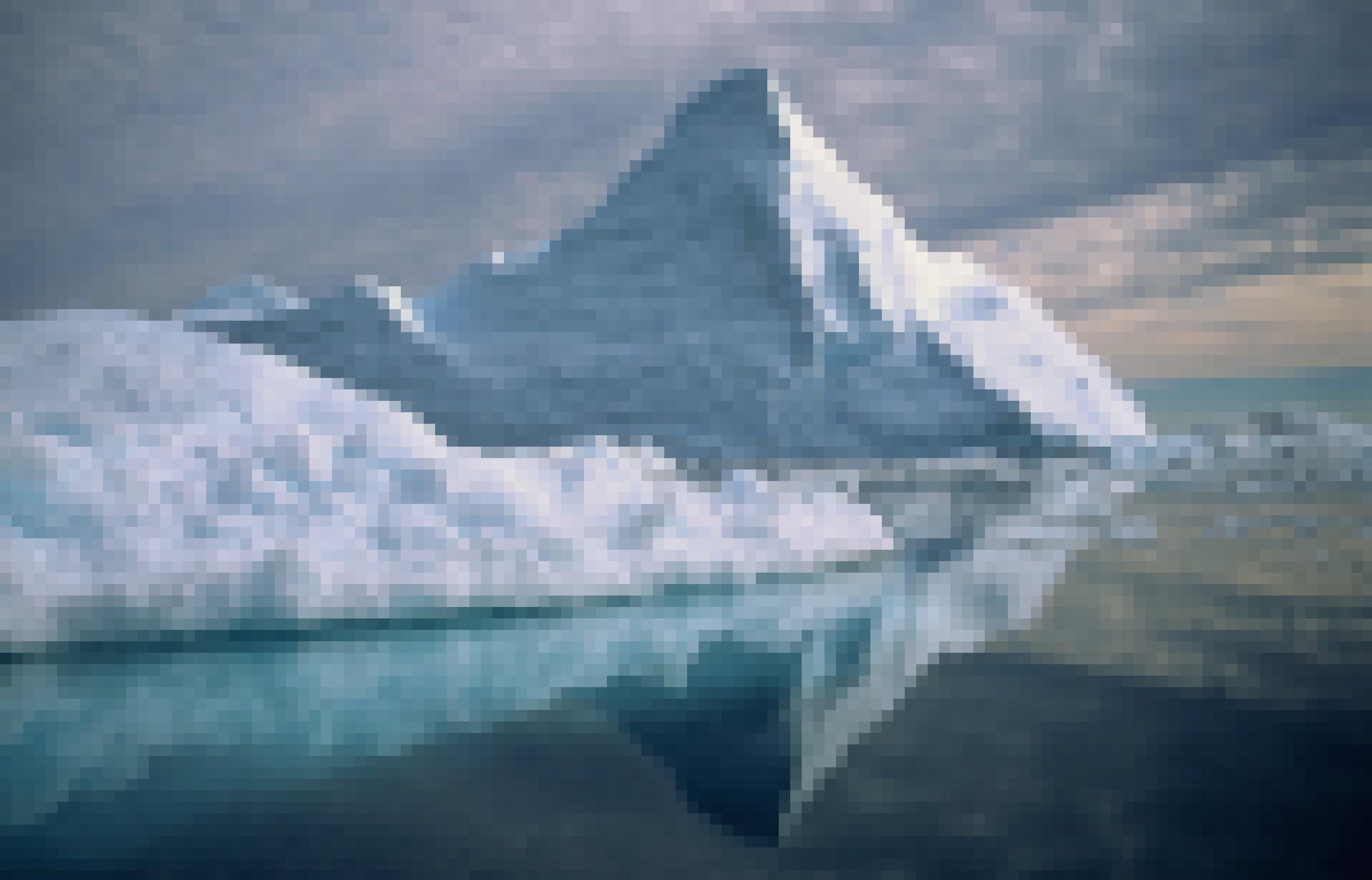 Großer Eisberg schwimmt im Meer