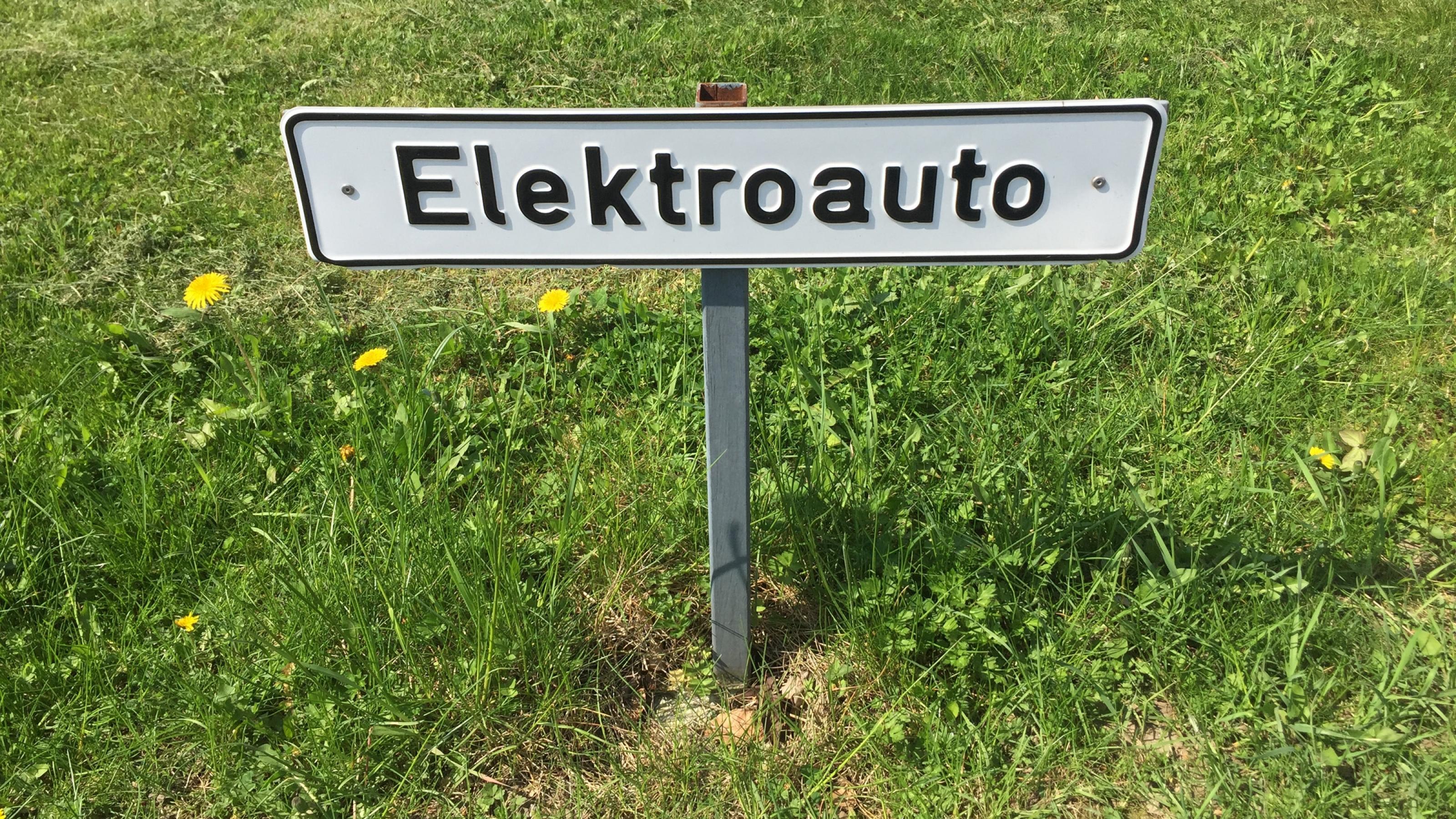 Schild: Elektroauto