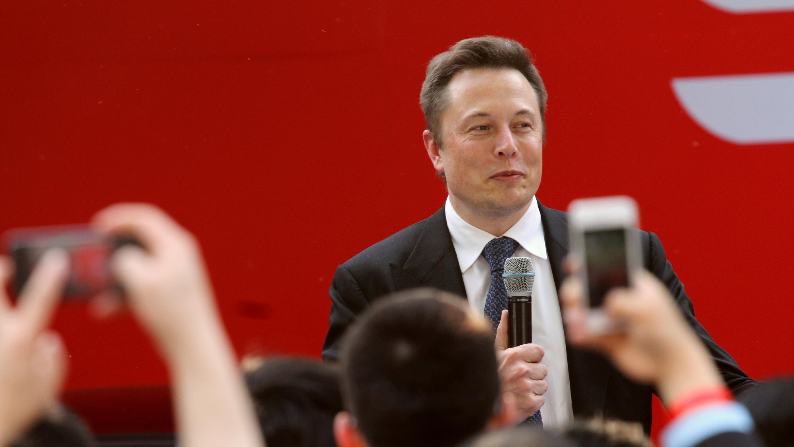 Elon Musk bei einer Rede in Peking, China. Der Unternehmer hat einen offenen Brief unterschrieben, der ein Moratorium für künstliche Intelligenz fordert.