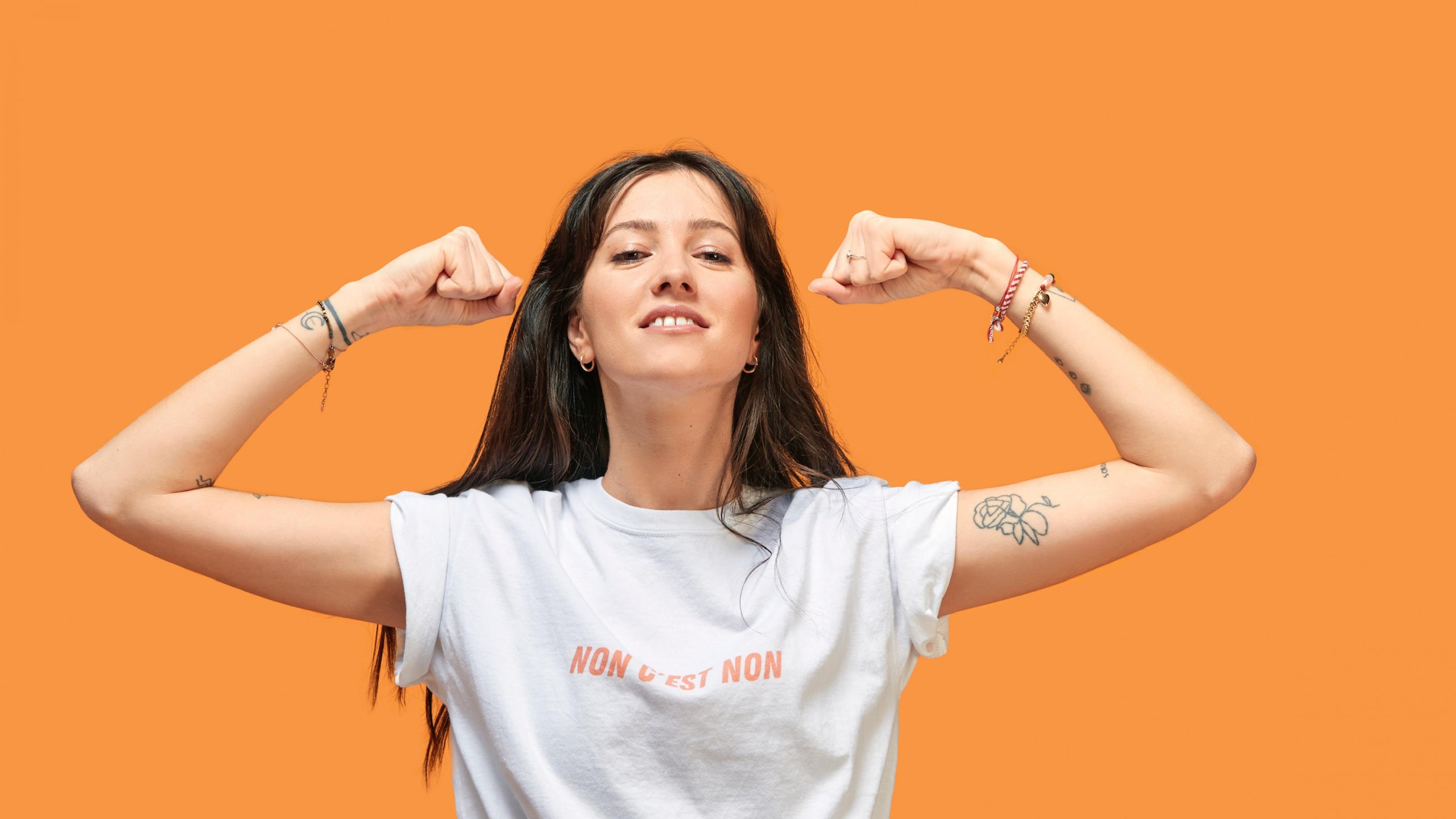 Frontalaufnahme, Emanouela Todorova hält ihre Arme nach oben. Auf ihrem Shirt steht "Nein heißt Nein"