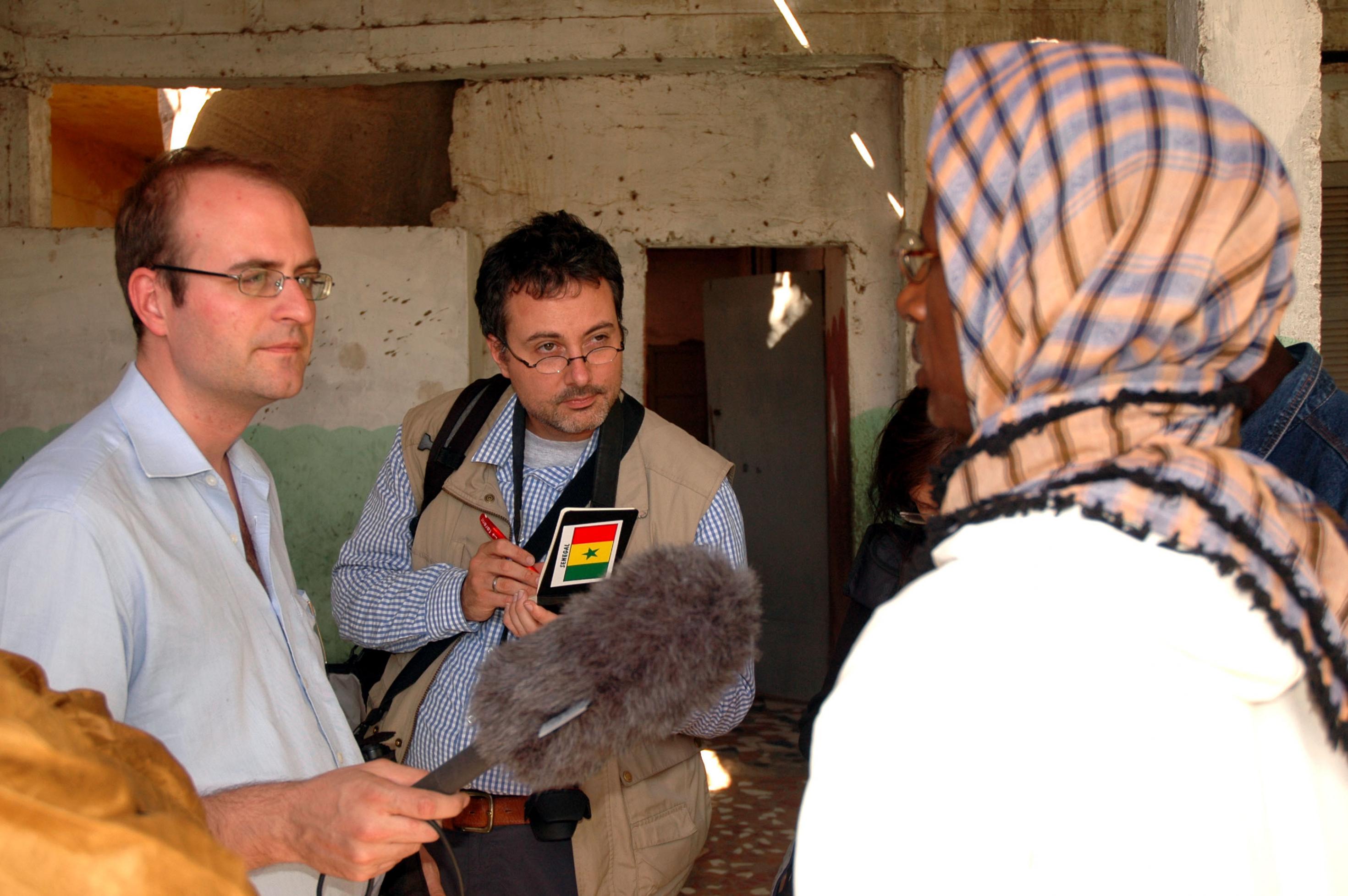 Afrika-Korrespondent Marc Engelhardt 2007 mit einem Kollegen beim Interview mit einem Imam und Flüchtlingshelfer in Saint-Louis, Senegal