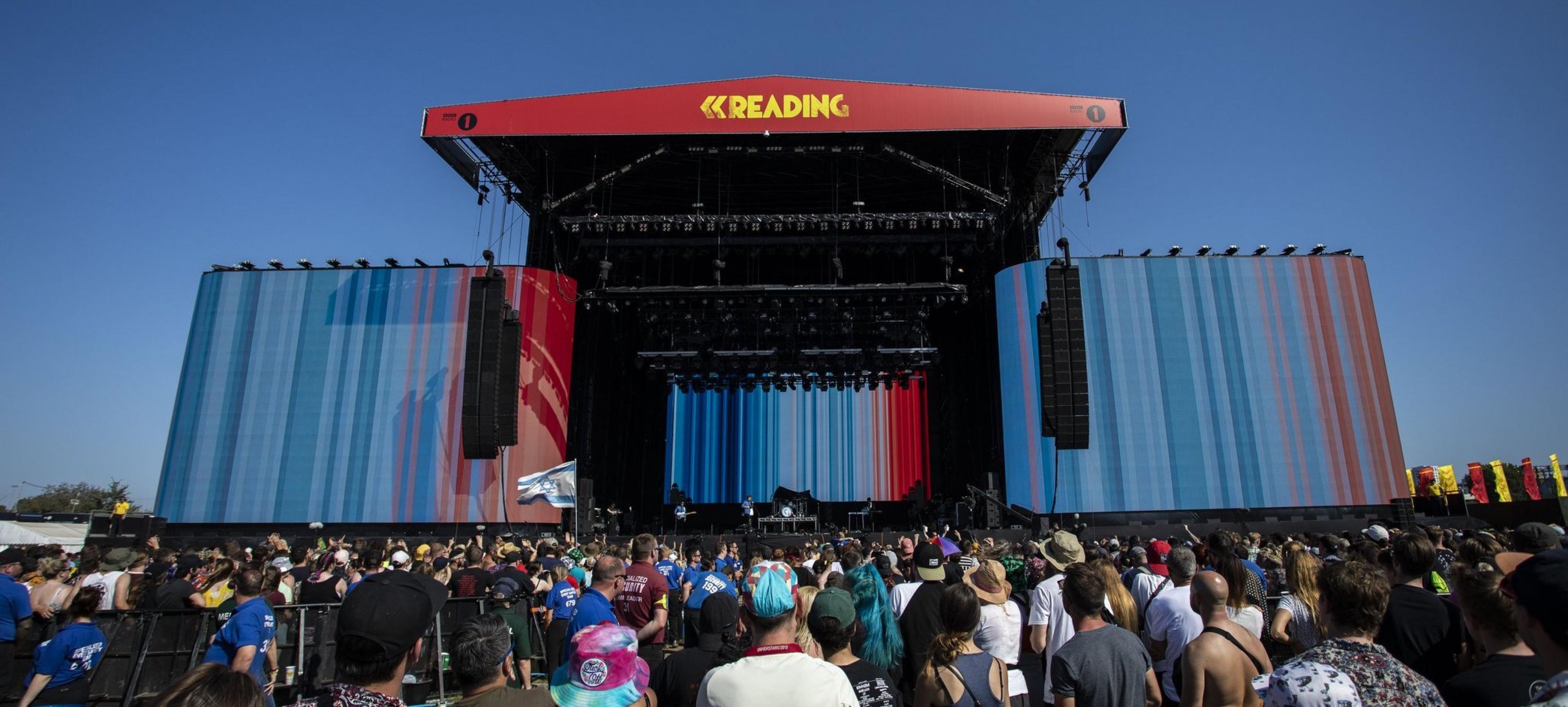 Hauptbühne beim Reading Festival 2019: Hier dehnte die Band Enter Shikari die Warming Stripes über die ganze Videoleinwand aus.