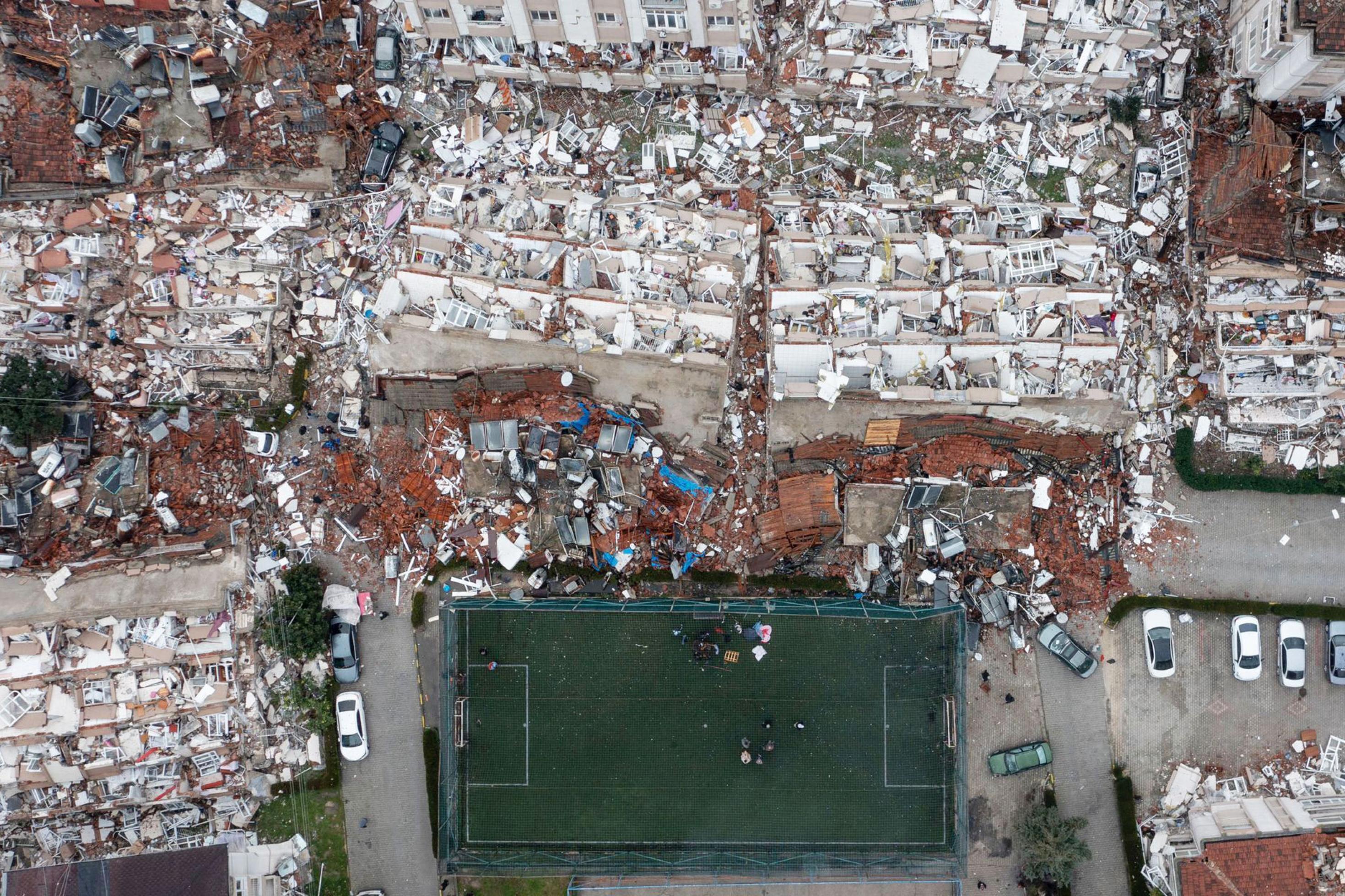 Eine Luftaufnahme zeigt die zerstörten Gebäude nach dem Erdbeben im tükischen Hatay.
