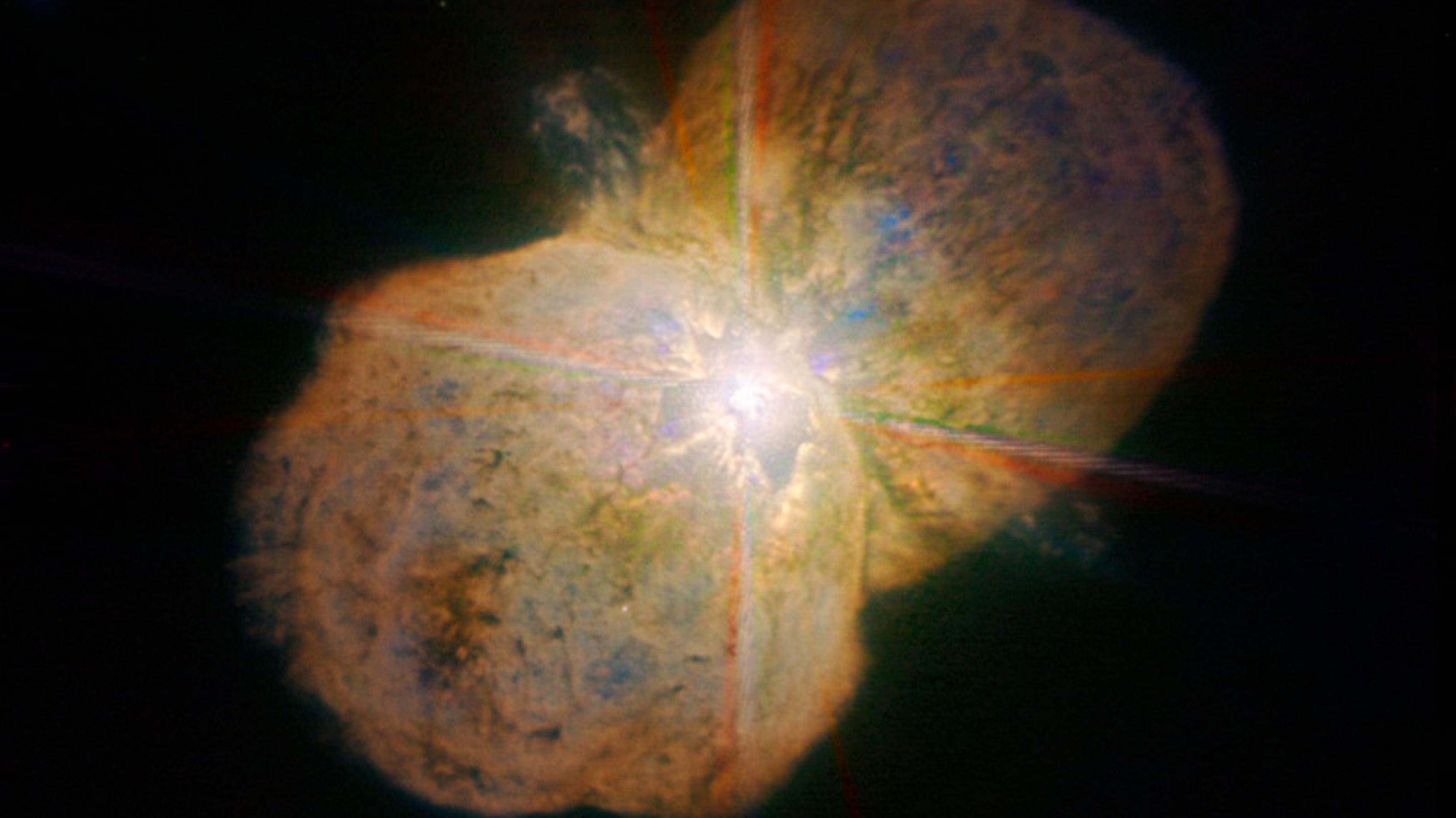 Eine bipolare Nebelwolke, die wie eine schräge Acht im Bild liegt und deren Zentrum durch den Riesenstern Eta Carinae deutlich aufgehellt ist.
