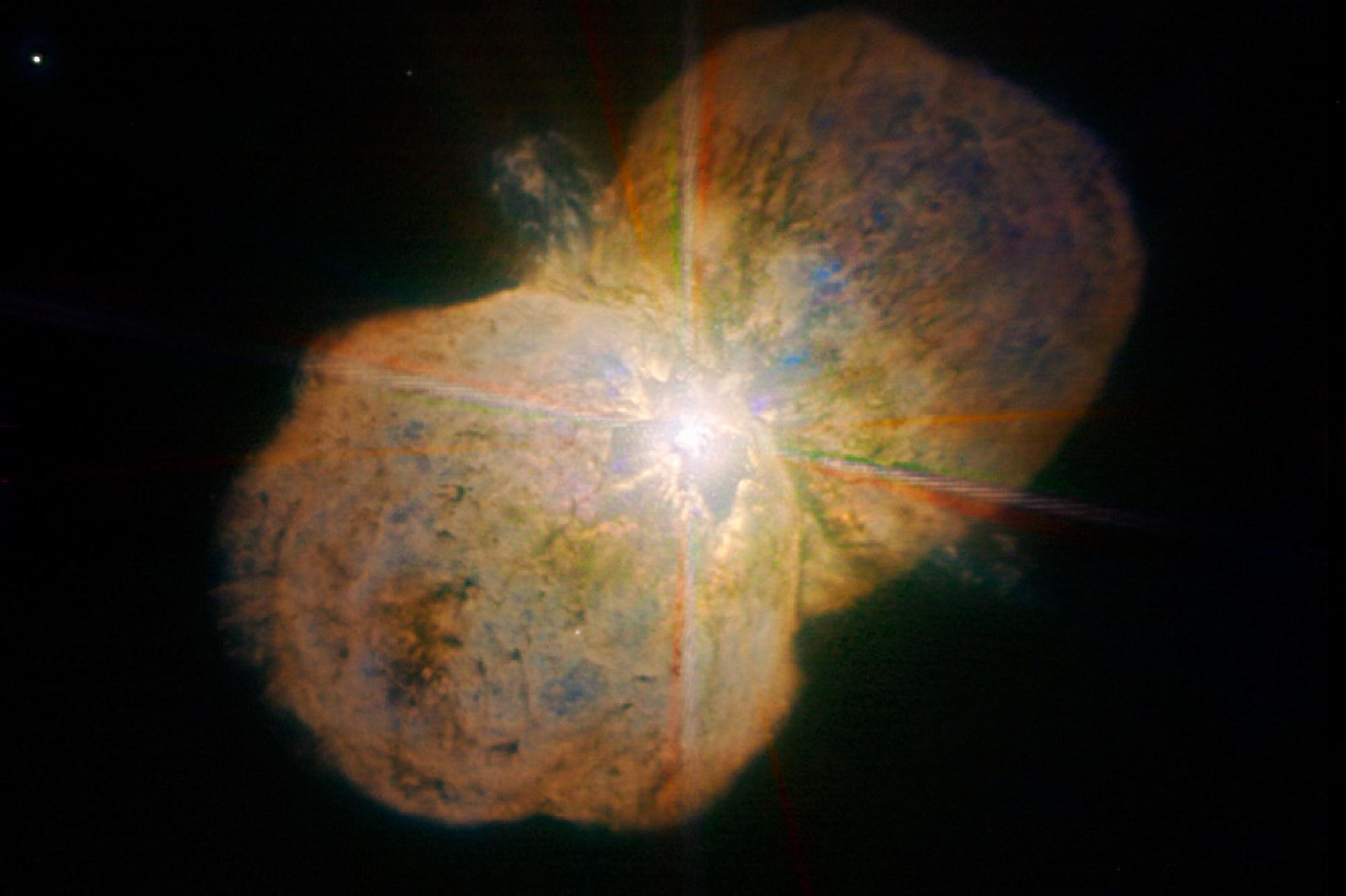 Eine bipolare Nebelwolke, die wie eine schräge Acht im Bild liegt und deren Zentrum durch den Riesenstern Eta Carinae deutlich aufgehellt ist.