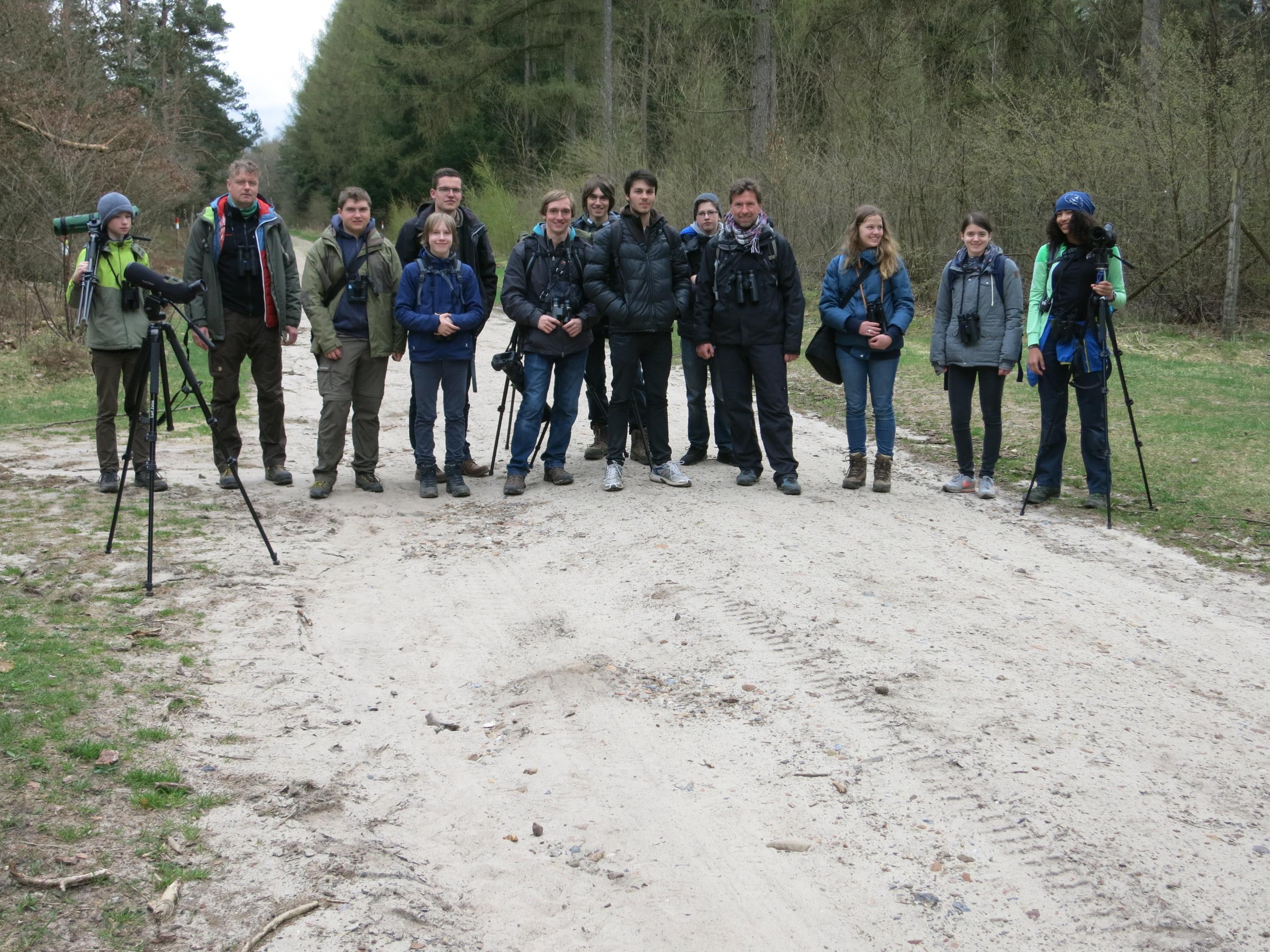 Die Mitglieder des „Young Birders Club“ bei einer Exkursion durch einen Wald bei Hamburg.