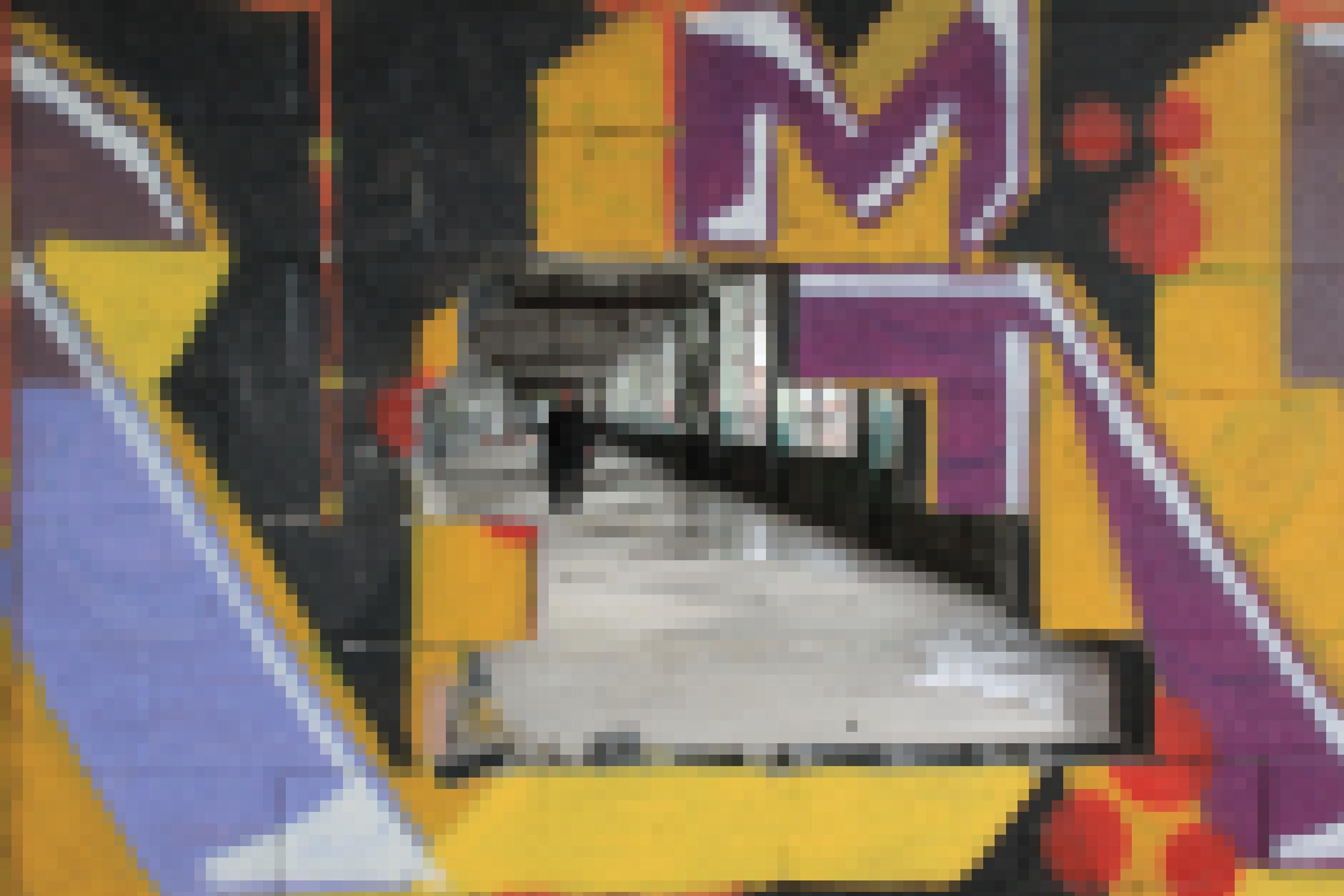 Eine mit Graffiti versehene Wand mit einem Loch in der Mitte. Hinter dem Loch ist eine leer stehende Fabrikhalle zu sehen, in der ein Mann mit Kamera in der Hand steht.