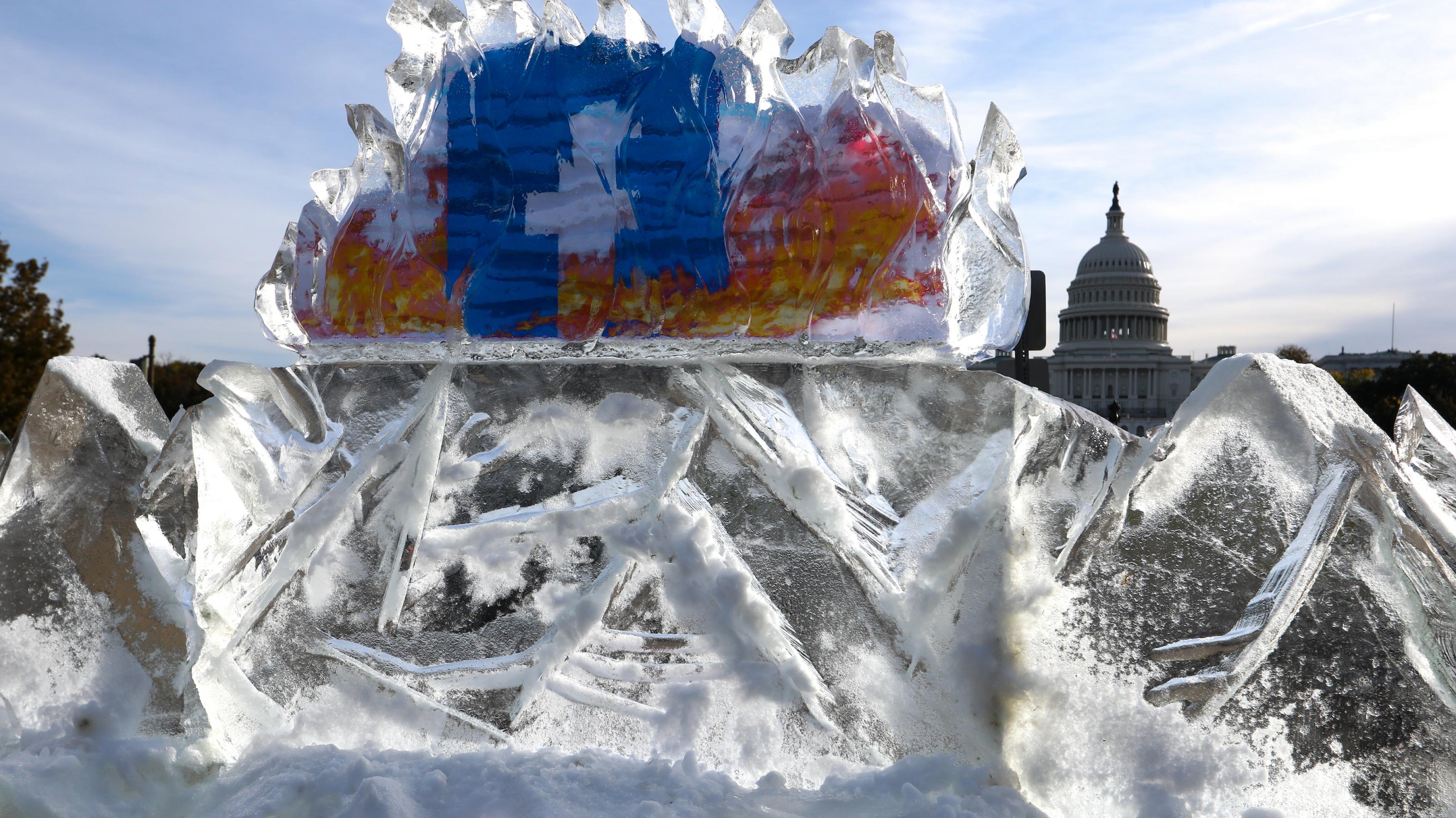 Klimaaktivisten bringen Anfang November 2021 einen 5000 Pfund schweren Eisberg vor dem Kapitol in Washington D.C. zum Schmelzen, um gegen die Rolle von Facebook bei der Verbreitung von Klima-Fehlinformationen zu protestieren. Foto: picture alliance / Anadolu Agency | Yasin Ozturk