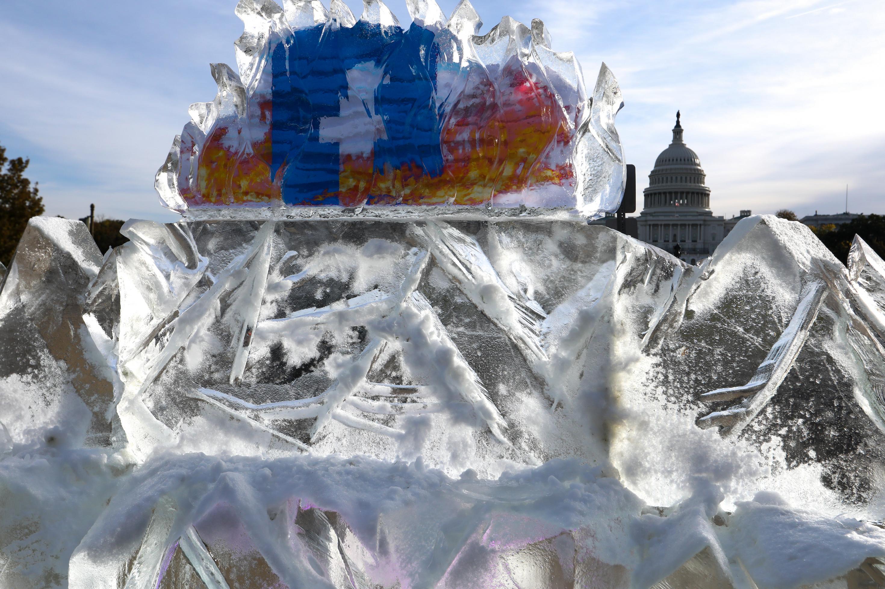 Klimaaktivisten bringen Anfang November 2021 einen 5000 Pfund schweren Eisberg vor dem Kapitol in Washington D.C. zum Schmelzen, um gegen die Rolle von Facebook bei der Verbreitung von Klima-Fehlinformationen zu protestieren. Foto: picture alliance / Anadolu Agency | Yasin Ozturk