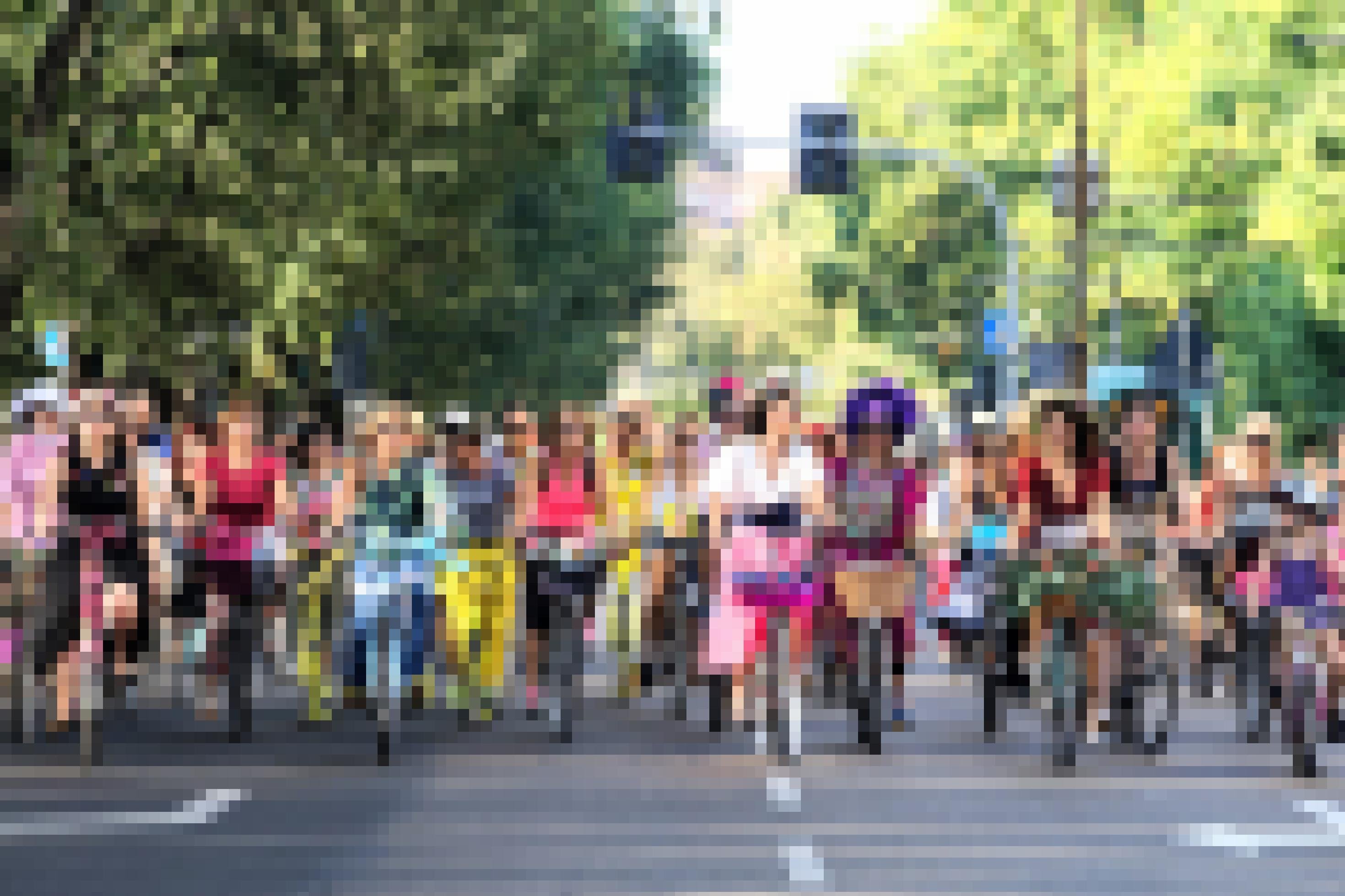 Beim autofreien Sonntag fahren in Milano Frauen und Kinder dicht gedrängt über zwei breite Fahrspuren. Sie tragen bunte Kleider und Hosen und haben ihre Räder mit Blumen und Girlanden geschmückt.