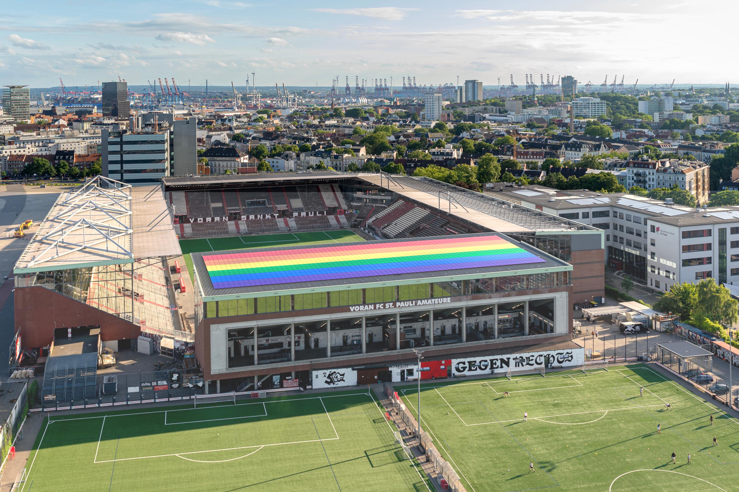Dach des Millerntor-Stadions mit Photovoltaik-Anlage in Regenbogen-Farben aus der Vogelperspektive