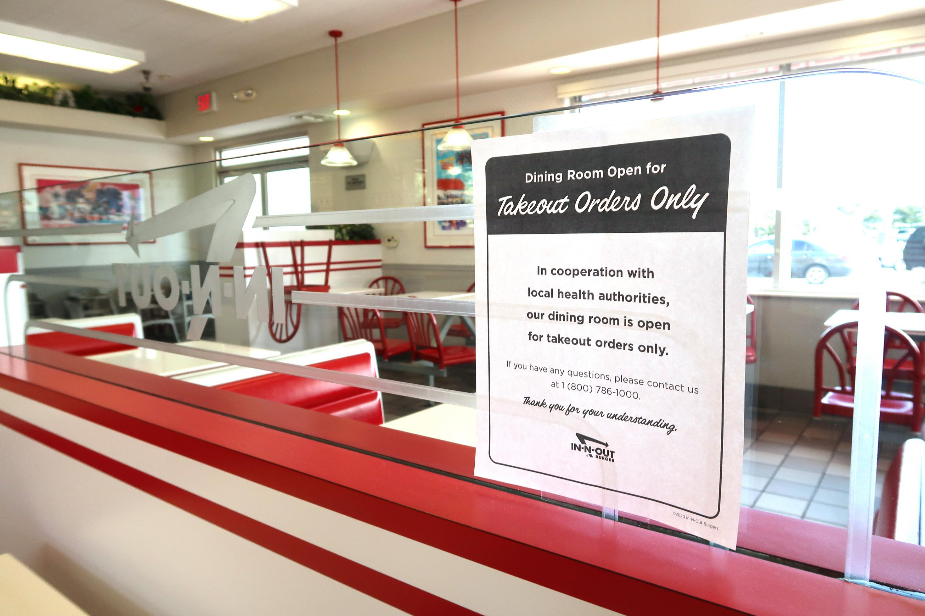 Hinweisschild in einem Fast-Food-Restaurant, dass Speisen nur zum Mitnehmen erlaubt sind.