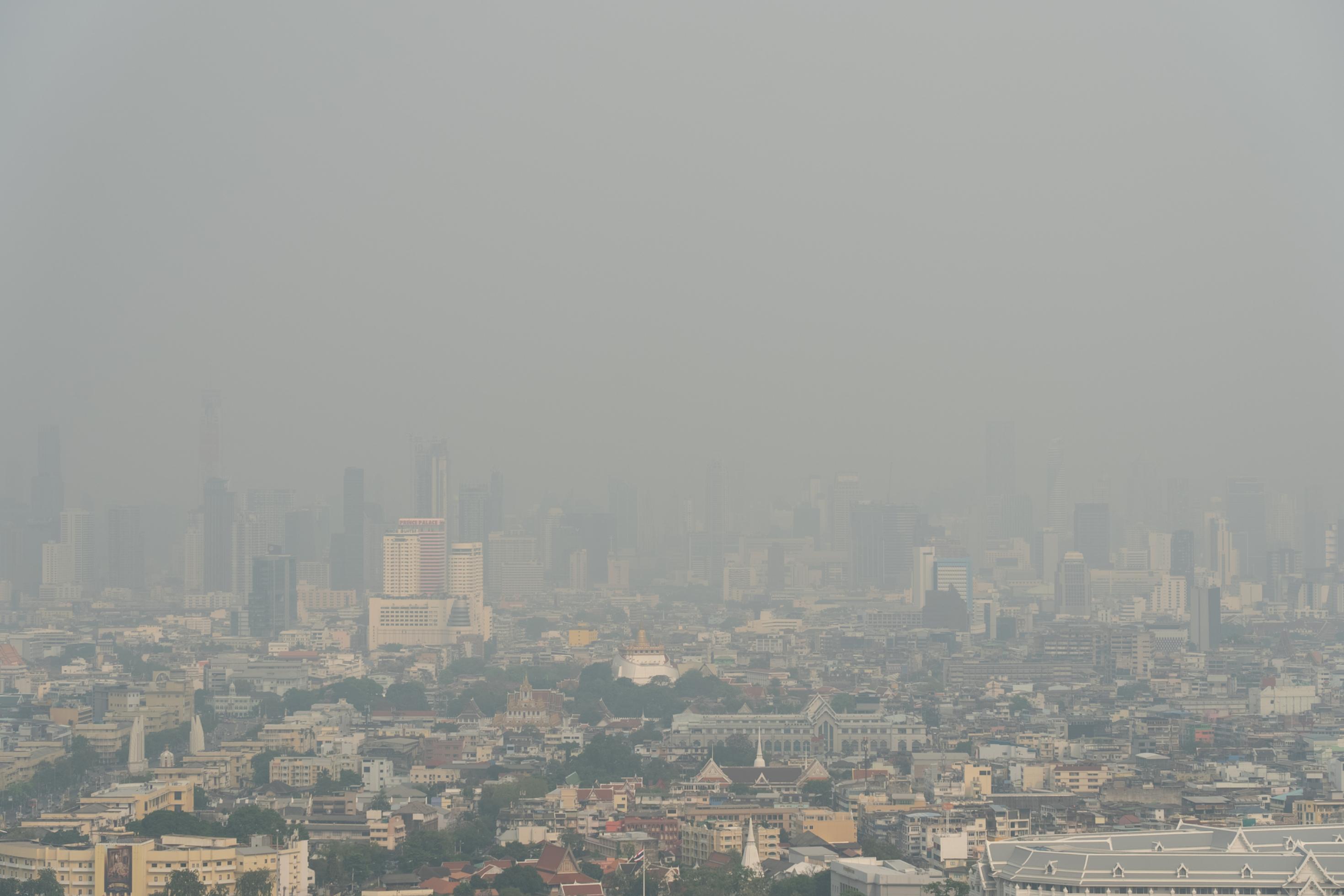 Smog in der Luft über der Stadt und Skyline von Bangkok und dem Chao Phraya River an einem Tag mit sehr hoher Feinstaubbelastung PM2.5