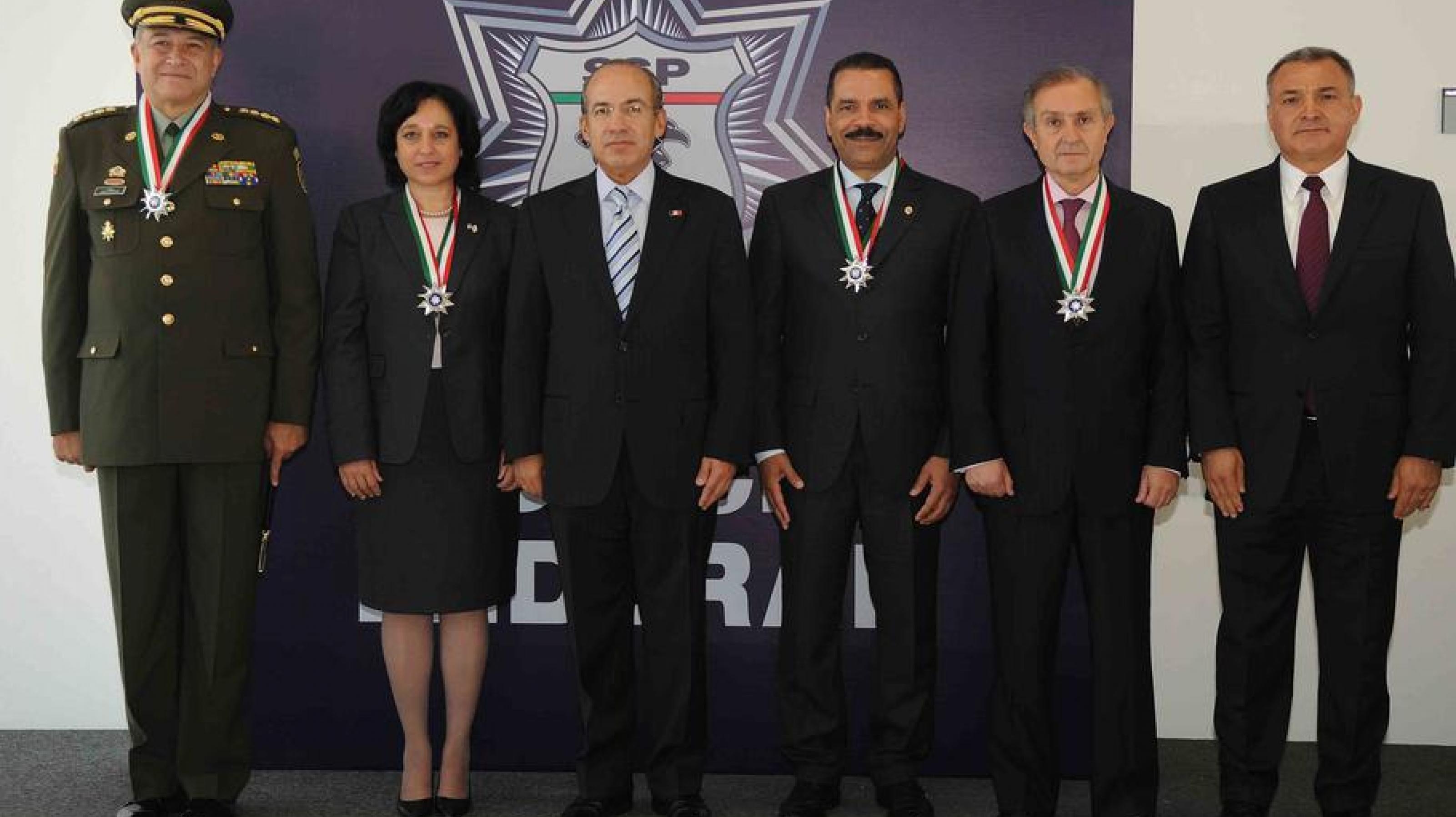Sechs Personen stehen in einer Reihe bei einem Treffen des mexikanischen Ex-Präsidenten Calderón, dessen Sicherheitsminister García Luna und Michelle Leonhart von der US-Antidrogenbehörde DEA