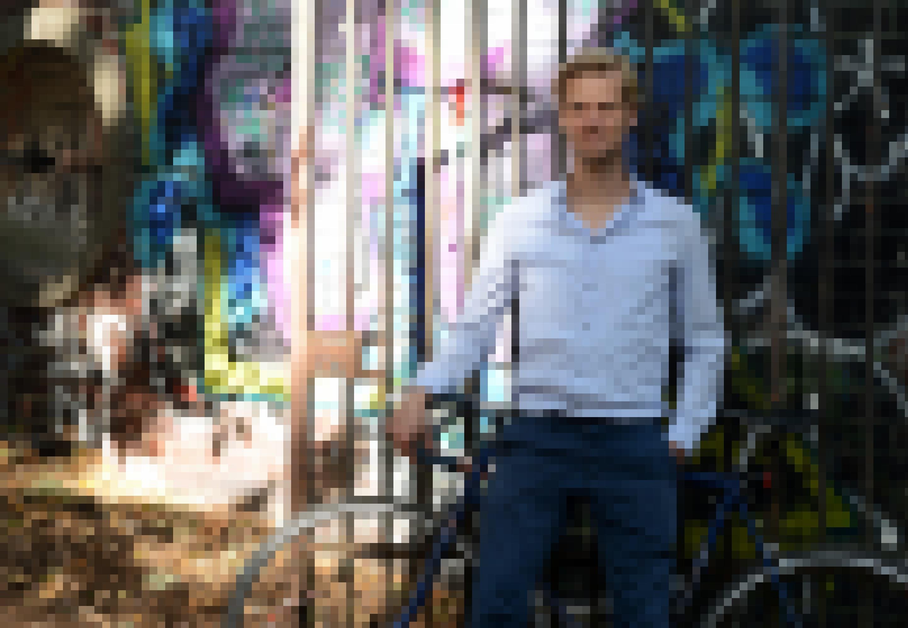 Heiko Rintelen steht vor seinem Rennrad mit dem er jeden Tag durch Berlin fährt.