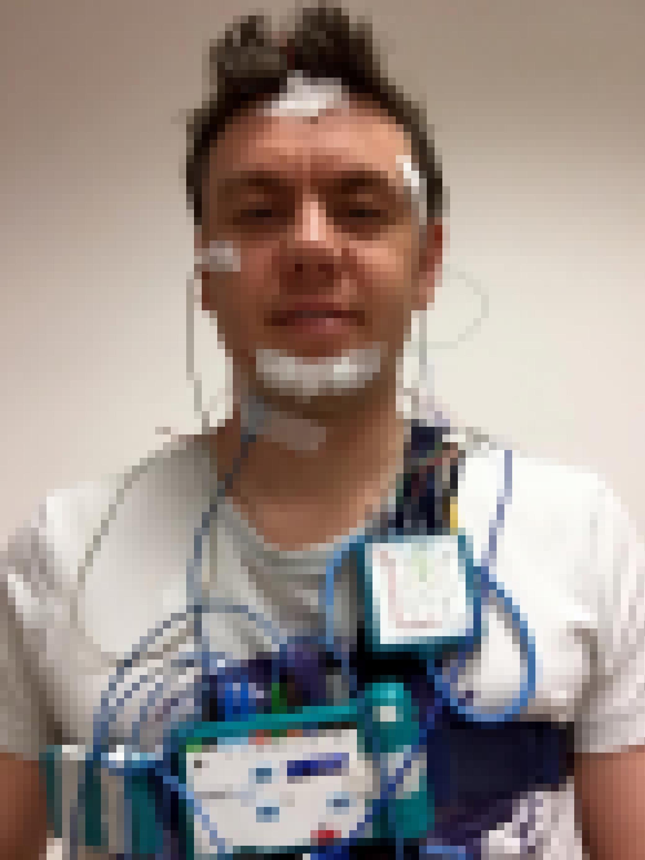 Man sieht einen Mann mit mehreren Sensoren und Kabeln an seinem Gesicht befestigt.