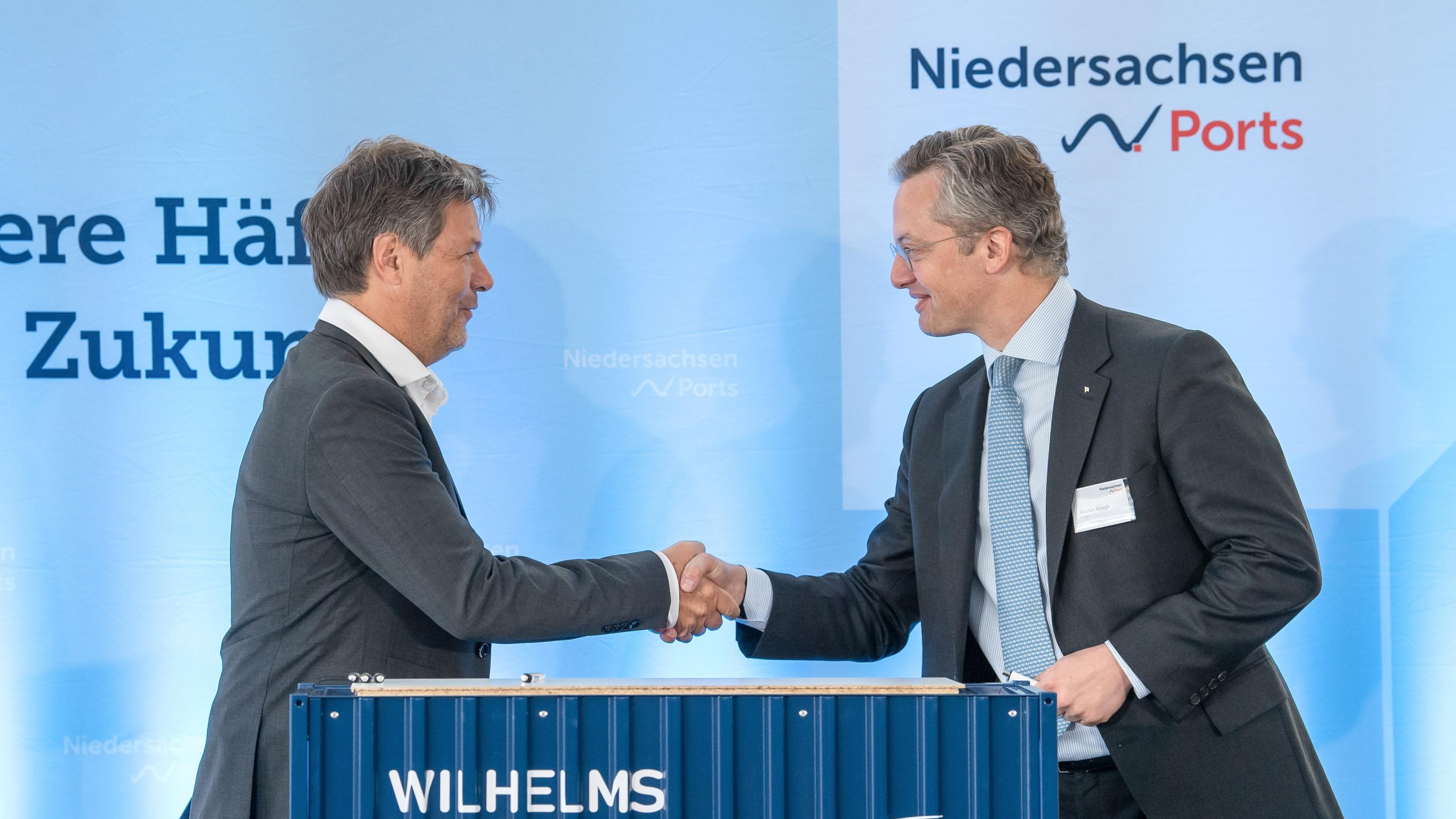 Bundeswirtschaftsminister Robert Habeck (Grüne) und Morten Höegh von  Höegh LNG bei der Vertragsunterzeichnung.